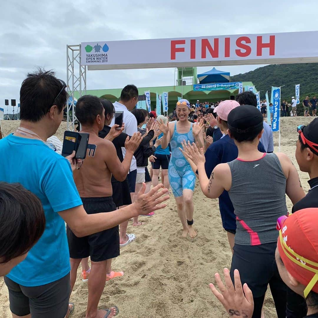 寺川綾さんのインスタグラム写真 - (寺川綾Instagram)「屋久島オープンウォータースイミング2019🌊 今年もこの大会の親善大使として、参加者の皆さんと素晴らしいひと時を過ごさせて頂きました。 お天気は☁️、雨も降ることなく、暑すぎる事もなく、最高のコンディションでした。 今回私は、200mチャレンジレース、1キロの部、そして最後は急遽リレーにも参加し、ヘトヘトでフィニッシュ🏊‍♀️💦 久しぶりに泳いでいて腹筋が痛くなりました😂 今年も素敵な皆さんと一緒にこの大会に参加できたこと、とても嬉しく思います。 ご協力いただいた皆様、本当にありがとうございました。 #屋久島 #屋久島オープンウォーター2019 #親善大使 #プレ大会含めると8回目 #来年は同じ場所で国体開催 #人が温かい #またよろしくお願いします🙌  #ありがとうございました🙏」7月7日 10時23分 - terakawaaya_official