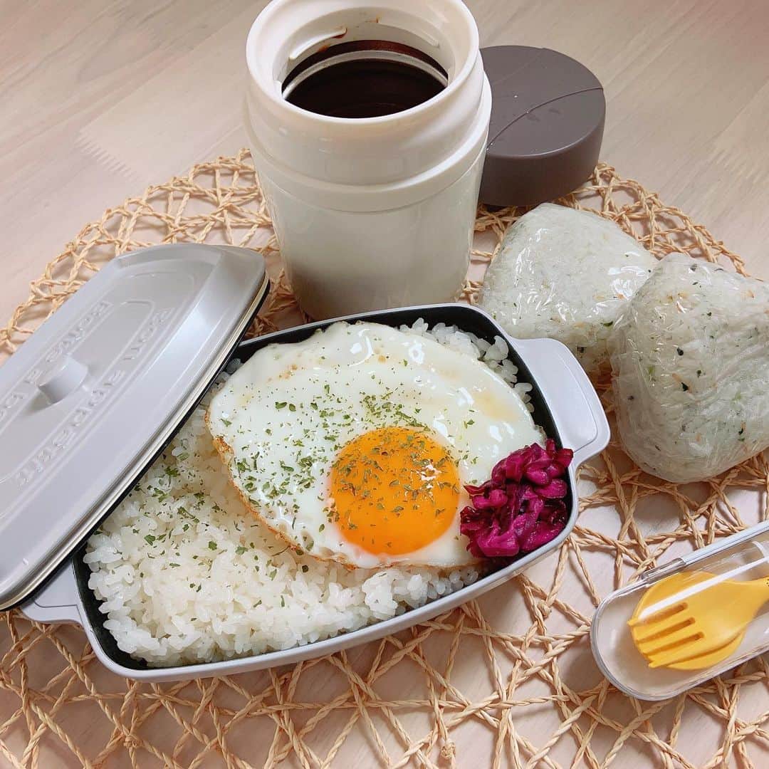 本田しおりのインスタグラム：「#今日のお弁当  #カレー と #おにぎり  #お弁当 #本田弁当 #旦那さん弁当 #神ちゃん弁当  #神弁」