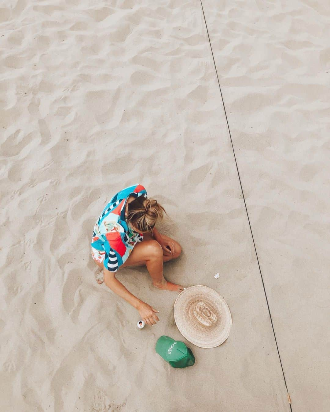 キャロライン・クラークのインスタグラム：「I’m just playing in the sand 🏖🏖」