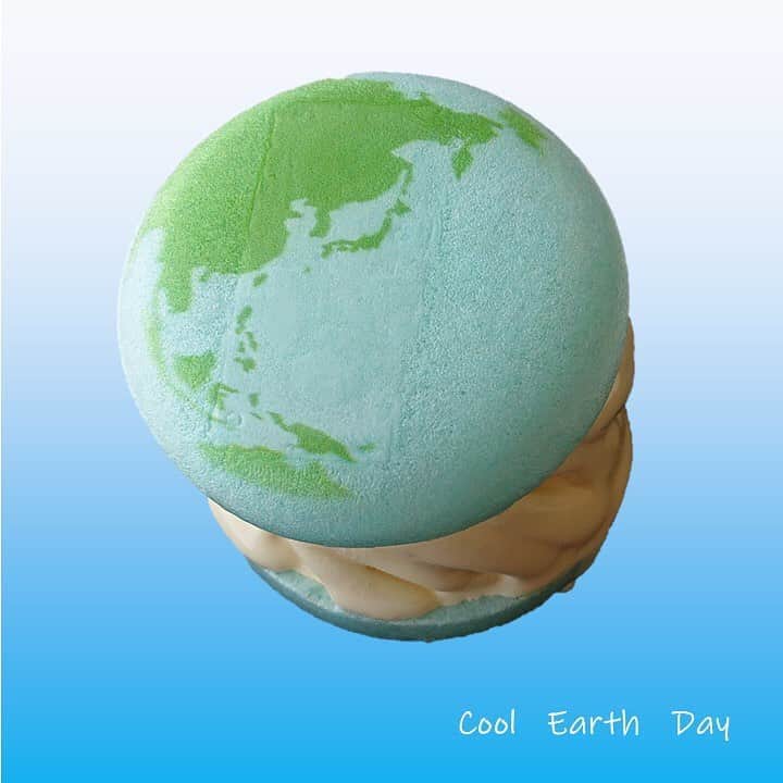 公明党さんのインスタグラム写真 - (公明党Instagram)「今日はクール・アースデー。これは公明党に届いた「地球環境をもっと考えよう」という青年の声から創設された日です。 今夜はライトダウンキャンペーンやキャンドルナイトをするところもあります。 地球をアイスで冷やすことができればいいのですが、地球の温暖化を防ぐには、私たち一人一人の取り組みにかかっています。  #アイスもなか　#地球　#ＣＯ2削減　#coolearthday #coolchoice #日本科学未来館　#地球もなか #ミライカンキッチン　#cafe #ice　#七夕　#星に願いを　#地球環境　#未来 #比例区は公明党  #比例区は公明党の候補者へ #参議院選挙 #期日前投票」7月7日 10時36分 - komei.jp