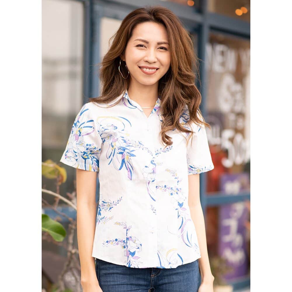 majunさんのインスタグラム写真 - (majunInstagram)「. 「大人キュートを加速させるきれい色を、スキッパーカラーで爽やかに。」 . くっきりと織り上げられた光沢のあるストライプ模様に、ブーケをイメージして組み合わせたテッポウユリなどのモチーフを配置。 . 色数を抑えた大人っぽさの中にも、きれい色のアクセントカラーでキュートさをプラスしています。 . 綿100％素材で、肌なじみも良く快適な着心地です。 リゾートシーンで最適なキレイ目スマートシャツ ・ +‥‥‥‥‥‥‥‥‥‥‥‥‥‥‥‥‥‥‥‥‥‥‥...‥‥‥‥‥+﻿﻿﻿ ポーセリリーバイヤス color:ライトブルー／グリーン／レッド／ネイビー×ピンク size:S〜4L +‥‥‥‥‥‥‥‥‥‥‥‥‥‥‥‥‥‥‥...‥‥‥‥‥‥‥‥‥+﻿﻿﻿ ﻿. ＊Model＊ 着用サイズ：S 身長165㎝ 胸囲80㎝ ウエスト63㎝ ヒップ85㎝ +‥‥‥‥‥‥‥‥‥‥‥‥‥‥‥‥‥‥‥...‥‥‥‥‥‥‥‥‥+﻿﻿﻿ ． ． #マジュン #majun #かりゆしウェア  #沖縄 #沖縄版 #アロハシャツ #okinawa #沖縄ファッション #instafashion #カジュアルファッション #リゾートウェディング #レディースかりゆし #スキッパーカラー #テッポウユリ #大人 ＃キュート #綿100％」7月7日 10時40分 - majunokinawa