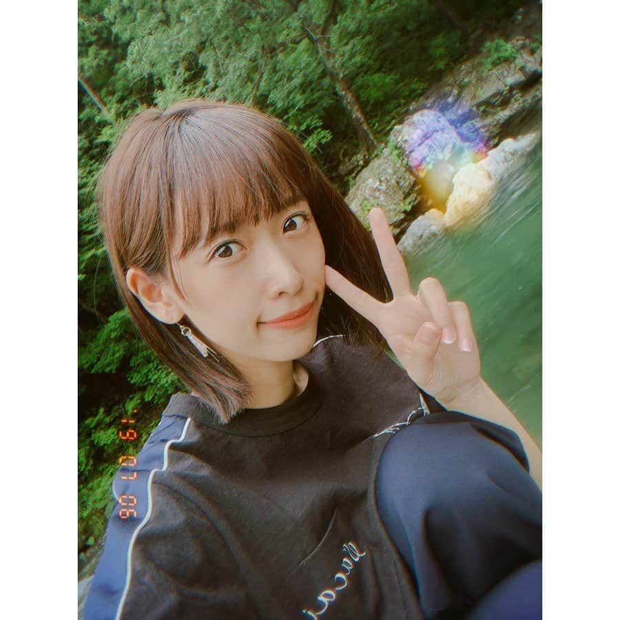 竹田愛のインスタグラム：「空気が美味しくて、とっても気持ちいい～(*´˘`*)💓 最近よく使ってるSODAのFilmフィルターは自撮りも他撮りも色味がキレイで好き☺️♡ #秋川渓谷 #森林浴 #マイナスイオン #めぐさんぽ #漏れなく盛れます #sodacam #ソーダ」