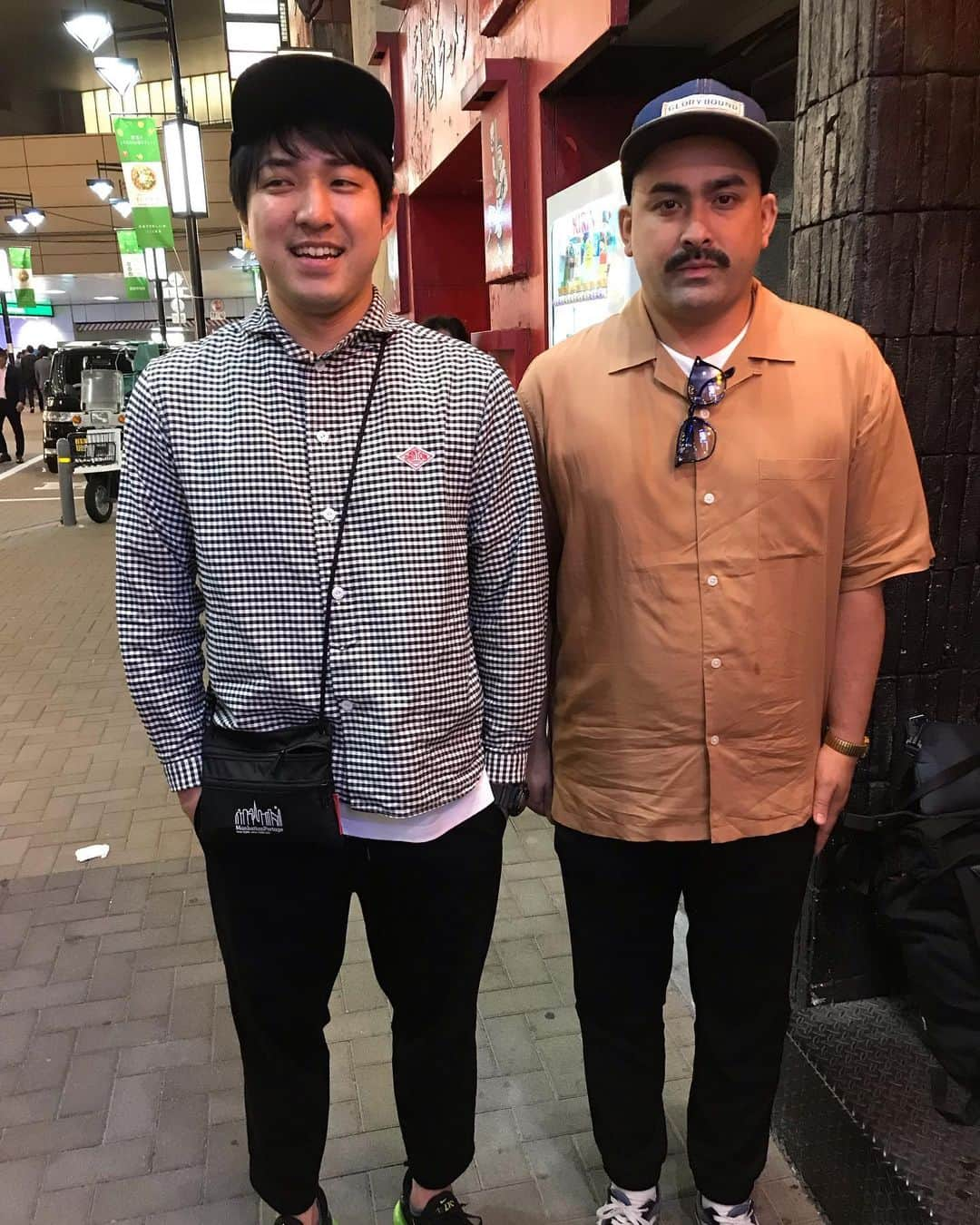 松下 宣夫さんのインスタグラム写真 - (松下 宣夫Instagram)「シュッとしたイメージがあるダイタク大さん。  気付いたらユキオちゃんと五分のガタイ。  #ダイタク #大さん #巨体 #服屋でほとんどジャストサイズやけどちょいゆるぐらいの服を試着してて #これちょっと緩いかぁと言いながら #脱いでサイズ確認したらXL #XLがほぼジャストサイズの体 #デニスゆきおちゃん #をデブとイジるけど #変わらない #70kg代と言い張る」7月7日 10時44分 - dennis_matsushita