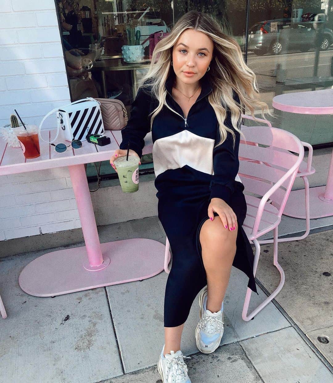 トーリ・ウェブスターのインスタグラム：「*lands in LA, immediately grabs a matcha latte and a spot on the patio* 🍵💕」