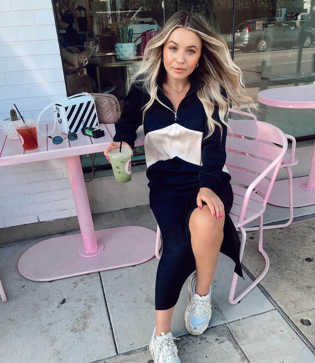 トーリ・ウェブスターさんのインスタグラム写真 - (トーリ・ウェブスターInstagram)「*lands in LA, immediately grabs a matcha latte and a spot on the patio* 🍵💕」7月7日 10時45分 - torriwebster