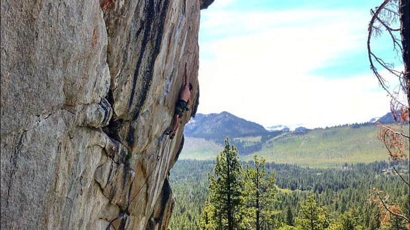 アレックス・オノルドのインスタグラム：「@_charlie_barrett just took this pic of me making the second ascent of a new route he recently established - Mortal Kombat, 5.13c (or maybe harder, more folks should try so we can get a consensus). Awesome crimping up a gently overhanging granite wall. Pretty psyched about the climbing in Tahoe. And pretty grateful for folks like Charlie who put in the time and effort to establish routes (and trails!). Nice day out.」
