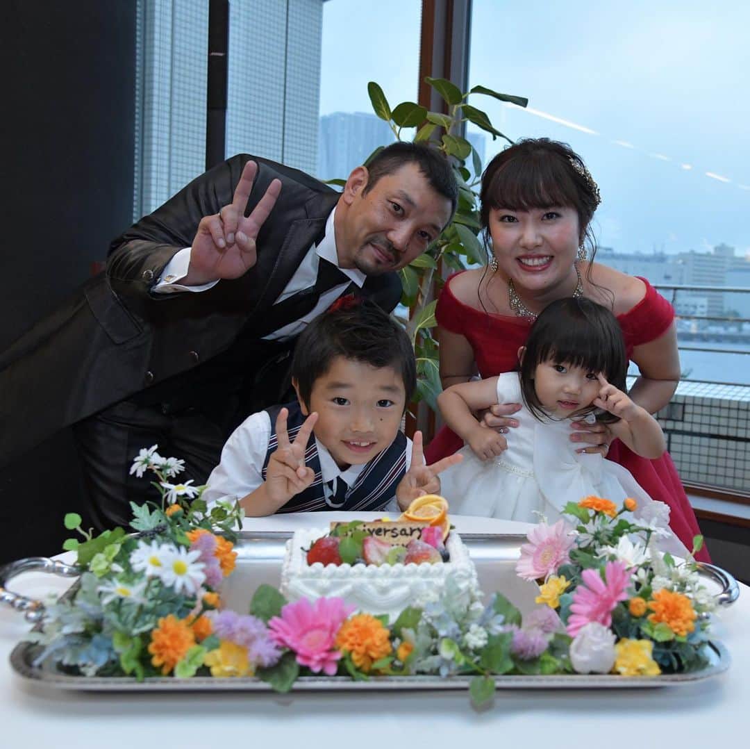 St.AQUA 東京の結婚式場 サンアクアチャペルさんのインスタグラム写真 - (St.AQUA 東京の結婚式場 サンアクアチャペルInstagram)「家族の記念日 . お子様と一緒にご入籍10年の記念の結婚式を行いました。 . お子様もドレスとタキシードをお召しになり家族4人で沢山お写真を残しました☺️ . . wedding date 2019.6.10 groom&bride O family hair&makeup Momoyo Shigeta planner Shiho Horiuchi . . #サンアクア #サンアクアチャペル #海の近くのウエディング #2019年春婚  #2019年夏婚 #2019年秋婚  #挙式とお食事会 #船上パーティー #少人数ウエディング #ファミリーウエディング #ウエディングブーケ #会場コーディネート #少人数挙式 #家族婚 #家族挙式 #マタニティウエディング #パパママ婚  #ブライダルフェア #ウエディングドレス #ドレス試着 #結婚式場探し #式場探し #式場見学  #プレ花嫁 #2人挙式  #船上ウエディング #結婚式準備 #竹芝 #日本中のプレ花嫁さんと繋がりたい」7月7日 10時51分 - staquatakeshiba