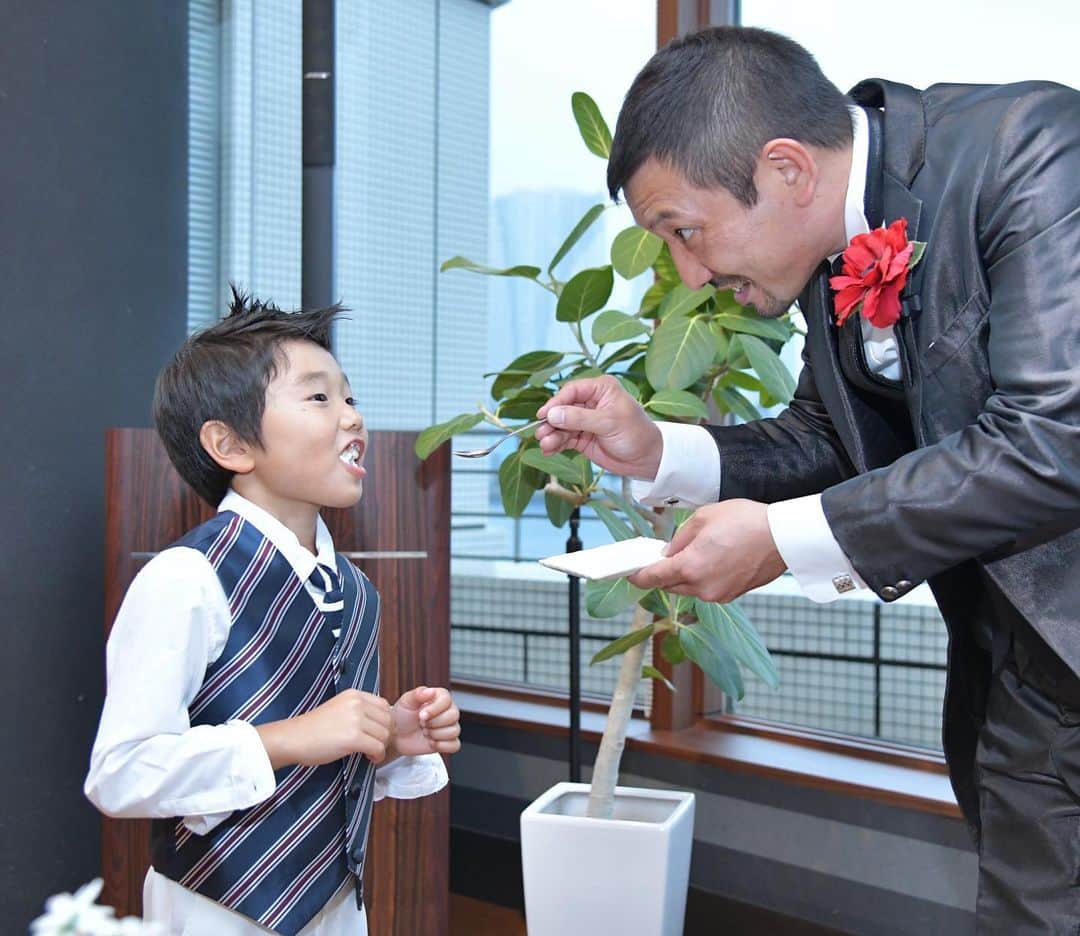 St.AQUA 東京の結婚式場 サンアクアチャペルさんのインスタグラム写真 - (St.AQUA 東京の結婚式場 サンアクアチャペルInstagram)「家族の記念日 . お子様と一緒にご入籍10年の記念の結婚式を行いました。 . お子様もドレスとタキシードをお召しになり家族4人で沢山お写真を残しました☺️ . パパとママから愛情をたっぷり込めた #ケーキバイト のセレモニー。 お子様のとても嬉しそうな表情が可愛らしいですね😊 . . wedding date 2019.6.10 groom&bride O family hair&makeup Momoyo Shigeta planner Shiho Horiuchi . . #サンアクア #サンアクアチャペル #海の近くのウエディング #2019年春婚  #2019年夏婚 #2019年秋婚  #挙式とお食事会 #船上パーティー #少人数ウエディング #ファミリーウエディング #ウエディングブーケ #会場コーディネート #少人数挙式 #家族婚 #家族挙式 #マタニティウエディング #パパママ婚  #ブライダルフェア #ウエディングドレス #ドレス試着 #結婚式場探し #式場探し #式場見学  #プレ花嫁 #2人挙式  #船上ウエディング #結婚式準備 #竹芝 #日本中のプレ花嫁さんと繋がりたい」7月7日 10時53分 - staquatakeshiba