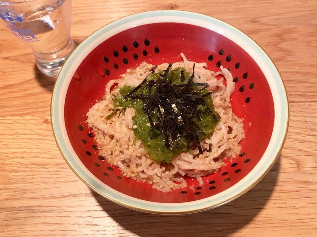 坂本美雨さんのインスタグラム写真 - (坂本美雨Instagram)「お米を炊いたあとに、やっぱりちゅるちゅる茹でて！と言われるなど…。 全粒粉蕎麦にめかぶ、納豆、すりごま、海苔（あ、写真は納豆乗せる前だ）。 最近めかぶをよく食べてくれるのでうれしくて定番になった、簡単すぎる なまこ用 #miu_meshi」7月7日 10時53分 - miu_sakamoto