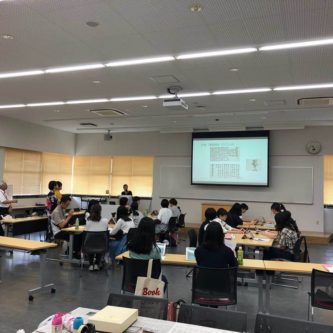 福岡女子短期大学さんのインスタグラム写真 - (福岡女子短期大学Instagram)「@文化教養学科 本日、「オープンキャンパス」開催中です🌟文化教養学科では『体験授業〜 書道入門講座 〜』と題し、①講義「天神様の書のひみつ」、②体験授業「短冊に願いを書こうー筆ペン美文字講座」を行なっています。 . #福女短 #福岡女子短期大学 #文化教養学科 #福岡女子短期大学文化教養学科 #福女短オーキャン #オープンキャンパス #司書 #高校生 #進路 #体験イベント #オーキャン #学校 #図書館司書 #司書の卵 #本の仕事 #図書館の仕事 #本が好き #国語教諭 #国語教諭の卵 #司書になりたい #進路相談 #未来の司書 #福岡の女子短期大学 #高校1年生 #高校2年生 #高校3年生 #司書教諭  #司書採用者全国トップクラス . ========[ 資料請求 ]======== ． 新しい福岡女子短期大学の資料請求（2020大学案内📕）を無料送付中です。本学ホームページ📲からお気軽に申し込みください🌟 . 子ども学科/健康栄養学科 音楽科/文化教養学科 ． 福岡女子短期大学 住所：‪‪‪福岡県太宰府市五条四丁目16番1号‬‬‬ tel：‪‪‪092-922-4034‬‬‬（代表） . =======================」7月7日 11時05分 - fukuoka_wjc