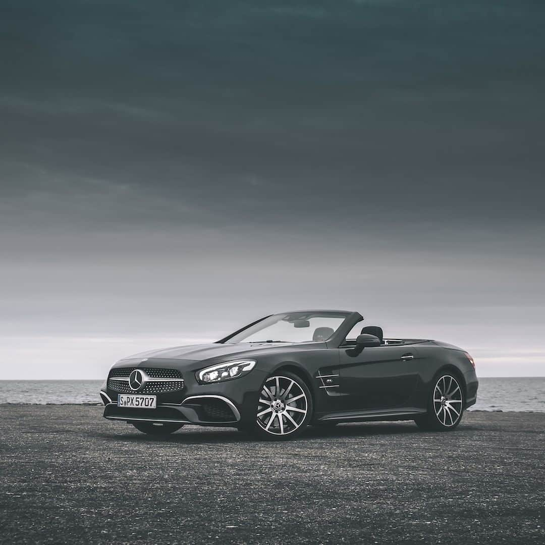 メルセデス・ベンツさんのインスタグラム写真 - (メルセデス・ベンツInstagram)「Luxury at first sight. 🌟 📸: @marcel_lo_loca for #MBsocialcar [Mercedes-Benz SL 500 | Kraftstoffverbrauch kombiniert: 10,1 l/100 km | CO₂-Emissionen kombiniert: 230 g/km | mb4.me/nefz/] #Mercedes #MercedesBenz #MBCar #carsofinstagram #InstaCar #SL #luxury」7月7日 11時00分 - mercedesbenz