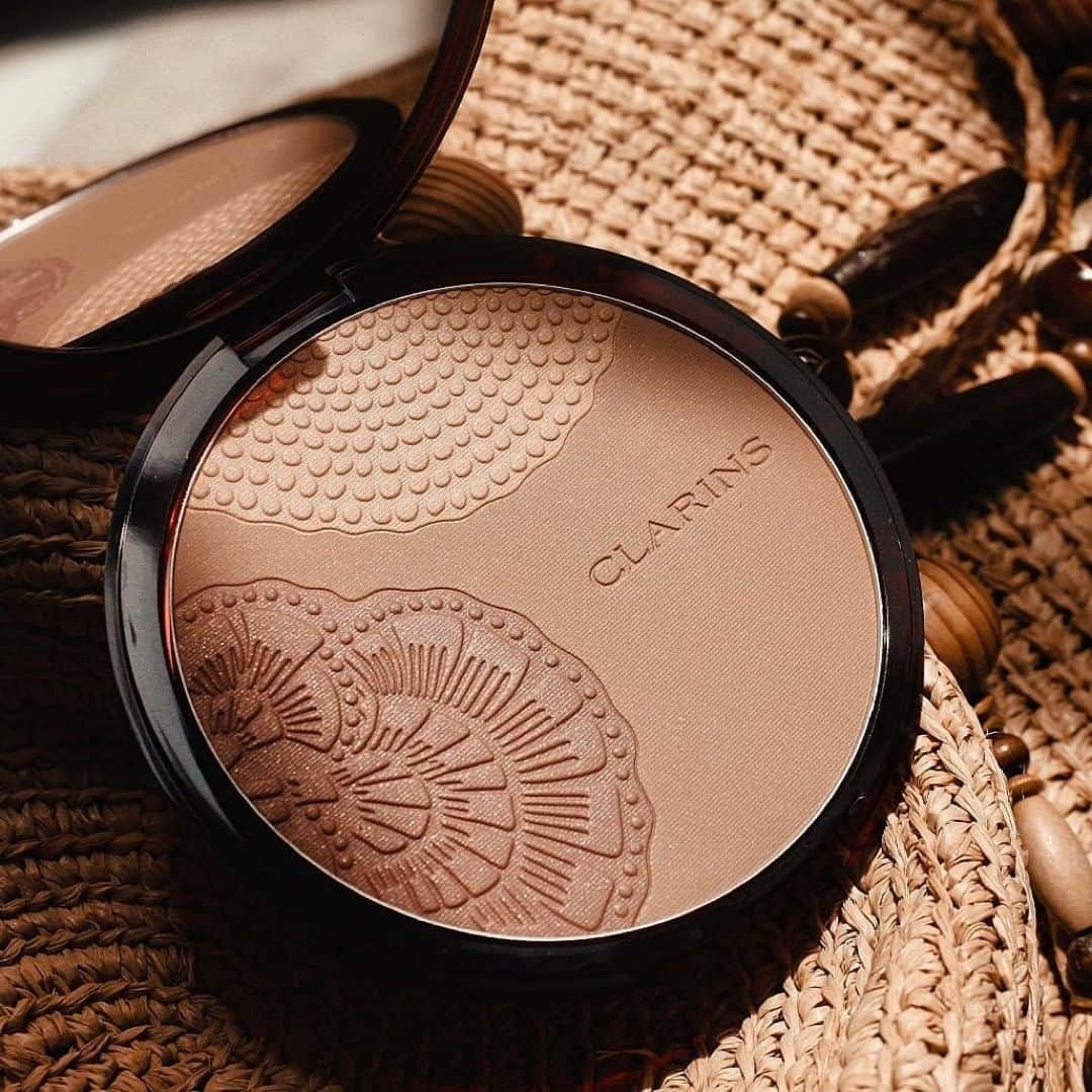 Clarins Canadaさんのインスタグラム写真 - (Clarins CanadaInstagram)「Treat your skin to the perfect radiant glow with our Limited Edition Bronzing Compact!🙌 . . . 📷: @facetocurls #Clarins #ItsAllAboutYou #SelfieReady #ClarinsMakeup」7月7日 11時00分 - clarinscanada