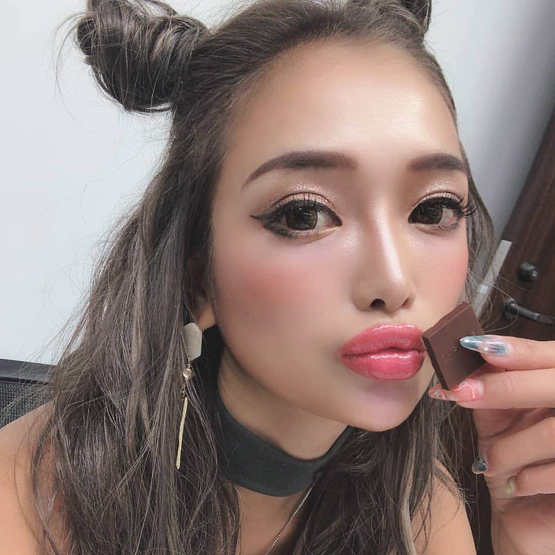 藤木そらさんのインスタグラム写真 - (藤木そらInstagram)「. .チョコと同じ髪の色～♥ .カラコンまでオレンジアーモンドにしたょ😆✨ . . .15mmでナチュラルにに盛れる❤🐼❤髪の毛も変えてカラコンも変えたから結構イメチェンになったなあ( *´꒳`* )✨ . . . .ピアスは @eimyistoire_official . . . . . . .#カラコン #チョコレート #ヘアカラー #外国人風カラー #アッシュ #アイクローゼット #オレンジアーモンド  #eyecloset #ホテラバ #カラコンレポ #カラコン着画」7月7日 11時13分 - sorafujiki