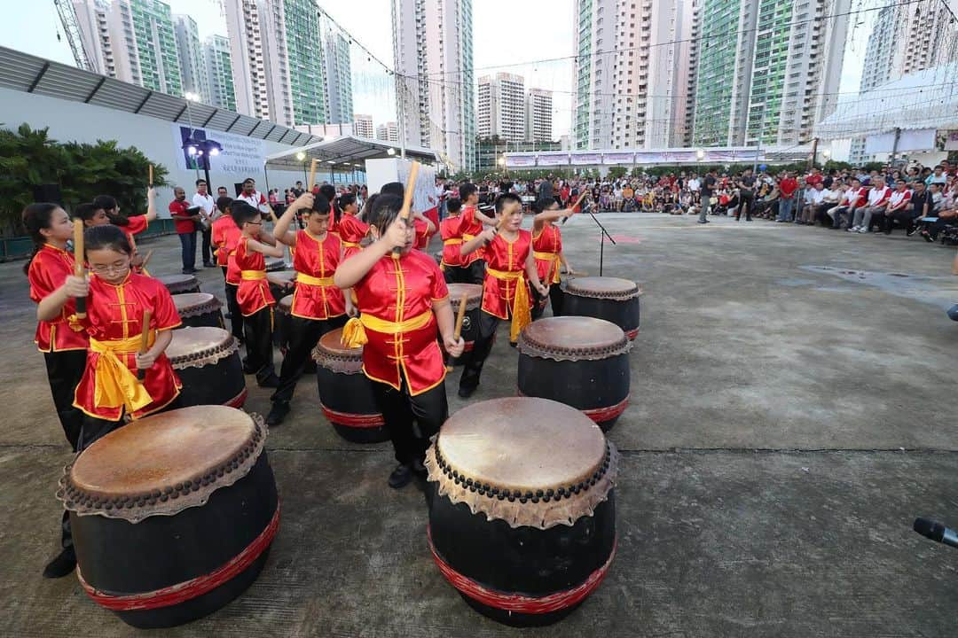 リー・シェンロンさんのインスタグラム写真 - (リー・シェンロンInstagram)「Wishing all young people (and those young at heart!) a Happy Youth Day!  Met many energetic people at the Sengkang West Family Day event yesterday – dancing, singing, performing cultural shows, showcasing their interest groups, and generally getting involved in the community.  It was good to see many young families out and about at the event despite the rain earlier. Hope you all enjoyed yourselves as much as I did! – LHL ([1-2, 4-7] MCI Photo by Clement; [3] Photo by me)」7月7日 11時13分 - leehsienloong