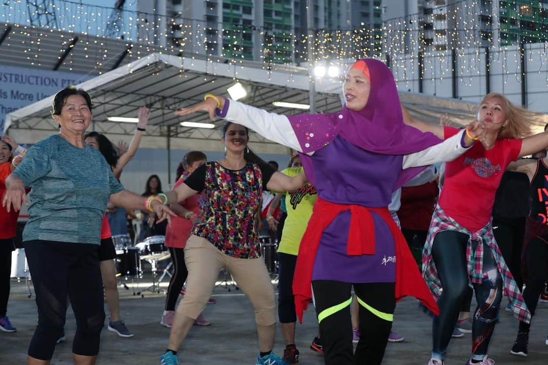 リー・シェンロンさんのインスタグラム写真 - (リー・シェンロンInstagram)「Wishing all young people (and those young at heart!) a Happy Youth Day!  Met many energetic people at the Sengkang West Family Day event yesterday – dancing, singing, performing cultural shows, showcasing their interest groups, and generally getting involved in the community.  It was good to see many young families out and about at the event despite the rain earlier. Hope you all enjoyed yourselves as much as I did! – LHL ([1-2, 4-7] MCI Photo by Clement; [3] Photo by me)」7月7日 11時13分 - leehsienloong