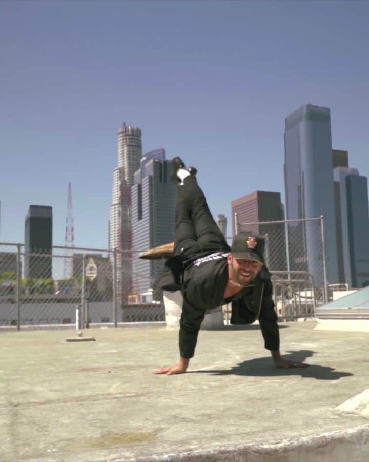レッドブルのインスタグラム：「Why walk when you can dance? 🕺: @kiddavid 📹: @jessmelx  #dance #roof #breakdance #bboy」