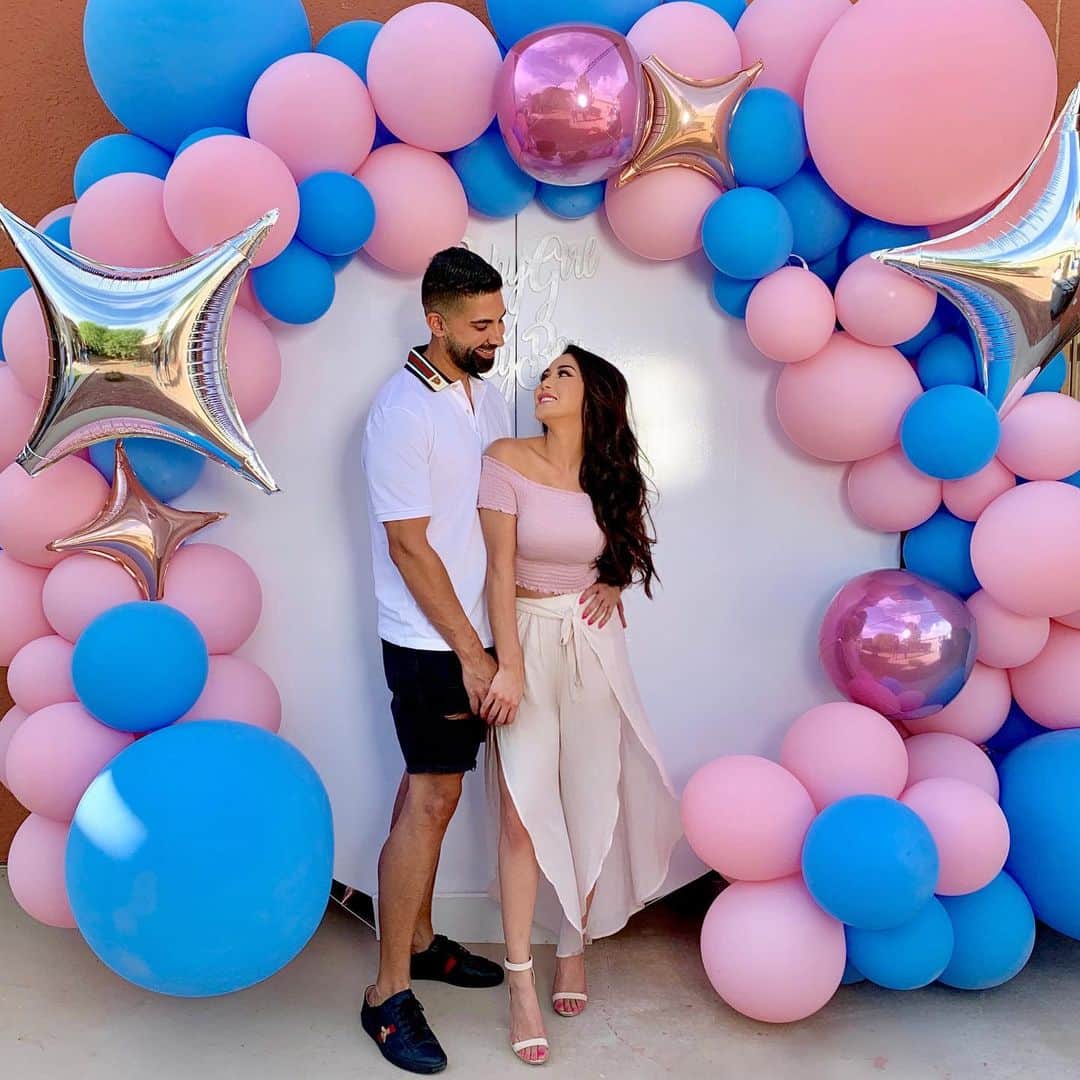 のインスタグラム：「Future baby daddy @dhar.mann 😻 Are you team boy 💙 or team girl 💗?!」