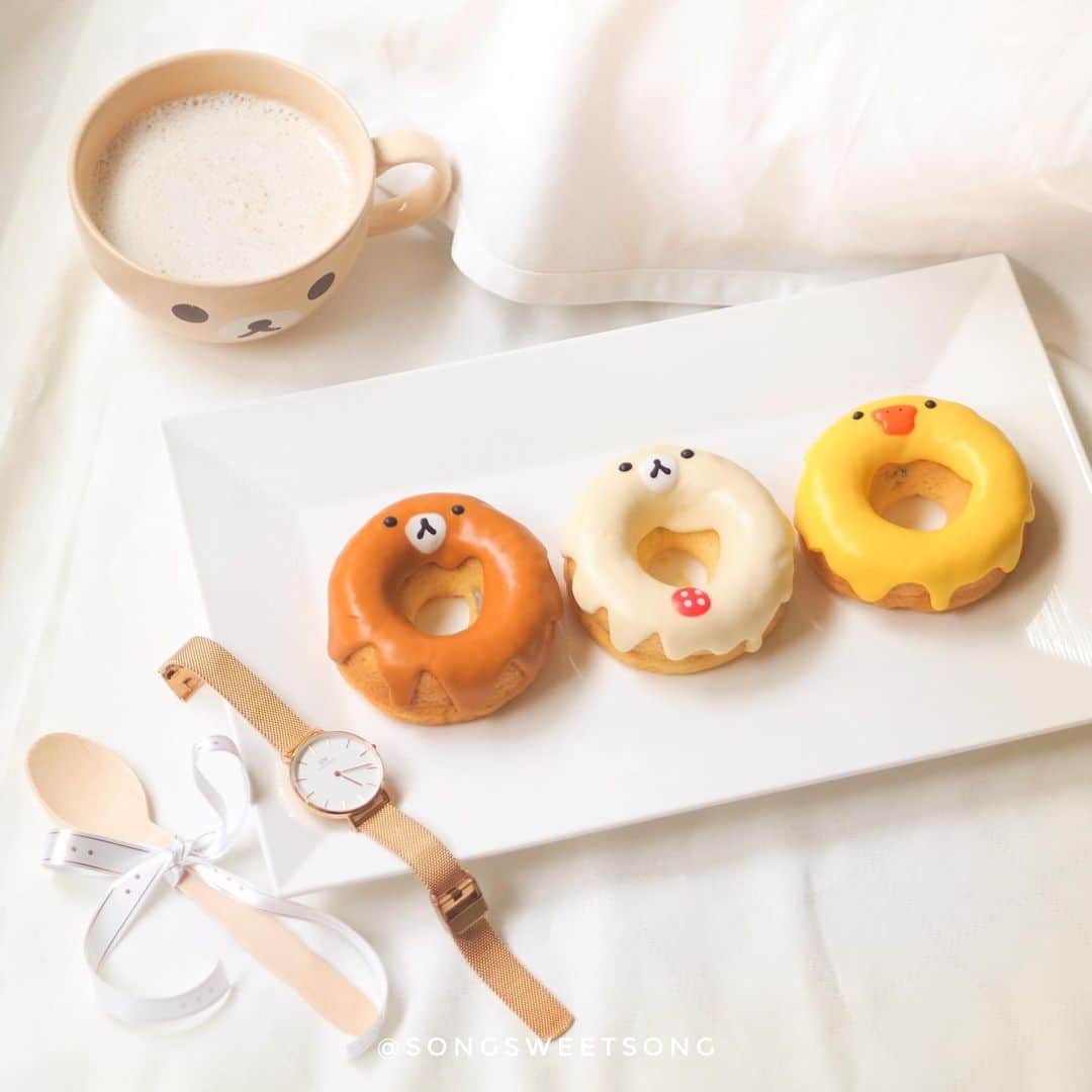 のインスタグラム：「🐻🐤🍩💕 Rilakkuma Donuts  リラックマドーナツ ➖➖➖➖➖➖➖➖➖➖➖➖➖➖ ช่วงนี้ใครหาของขวัญแสดงความยินดีกับพี่ๆ น้องๆบัณฑิตใหม่ ลองดูที่ 👉🏻 www.danielwellington.com เลยฮะ ตอนนี้มีส่วนลดพิเศษ 10%สำหรับนาฬิกาเฉพาะรุ่นและ30%สำหรับนาฬิการุ่น DAPPER แถมใช้ code ‘sweetsong19’  ลดทันทีอีก 15% โปรตั้งแต่วันนี้ถึง 14 กรกฎาคม นี้เท่านั้นที่ #DWcongrats #DWMOMENTS #DanielWellington  Graduation season is already here with plenty of reasons to treat yourself, your friends or family members who are graduating! Head over to www.danielwellington.com to purchase your unique gift. There will be a 30% off for all DAPPER Collection and 10% off for selected watches. Use my exclusive code:sweetsong19 for EXTRA 15% off. Don’t miss it as offer ends on 14th July #DanielWellington #DWcongrats」