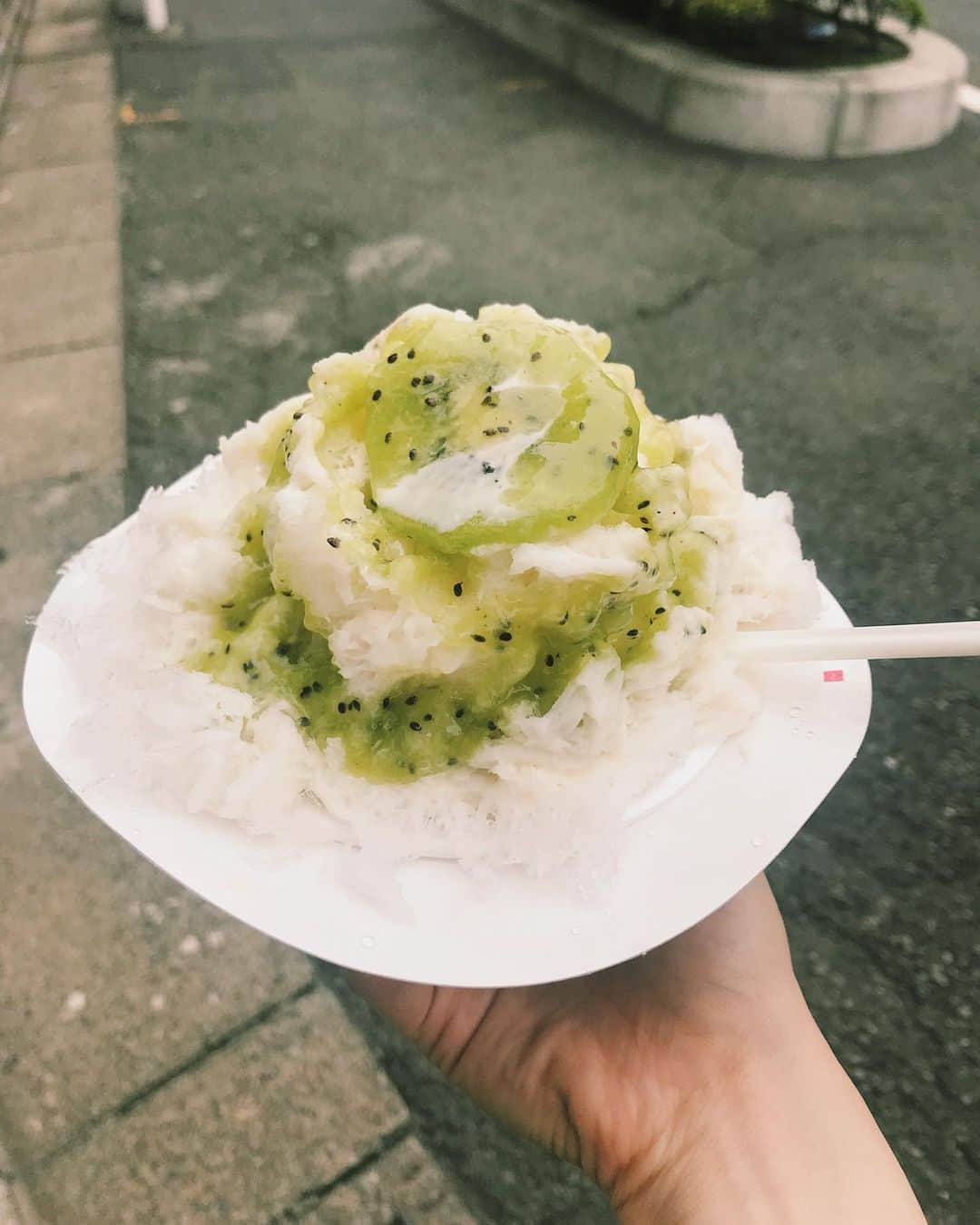 三戸なつめさんのインスタグラム写真 - (三戸なつめInstagram)「キウイのかき氷🥝 #tarikihongando  ここのかき氷屋さん2年前にも1度行ったことがあったんだけどね、、こないだ買いに行くと、かき氷屋のおじさんに、 「あれ、前も来てくれたね〜」って覚えててくれたのね。 そんな前のこと覚えててくれたんだ〜て嬉しい気持ちになったよね。 そいで今日は七夕だね🎋 みんな何お願いする？ わたしは、何をお願いしようかなぁー。お願い事っていっぱいしてもいいの？小さいことから大きいことまで考えだしたらいっぱいあるなぁ。 絶対の絶対に叶えたいことだけ短冊に書きたいなー。んー！ #mito_natsume」7月7日 11時16分 - mito_natsume