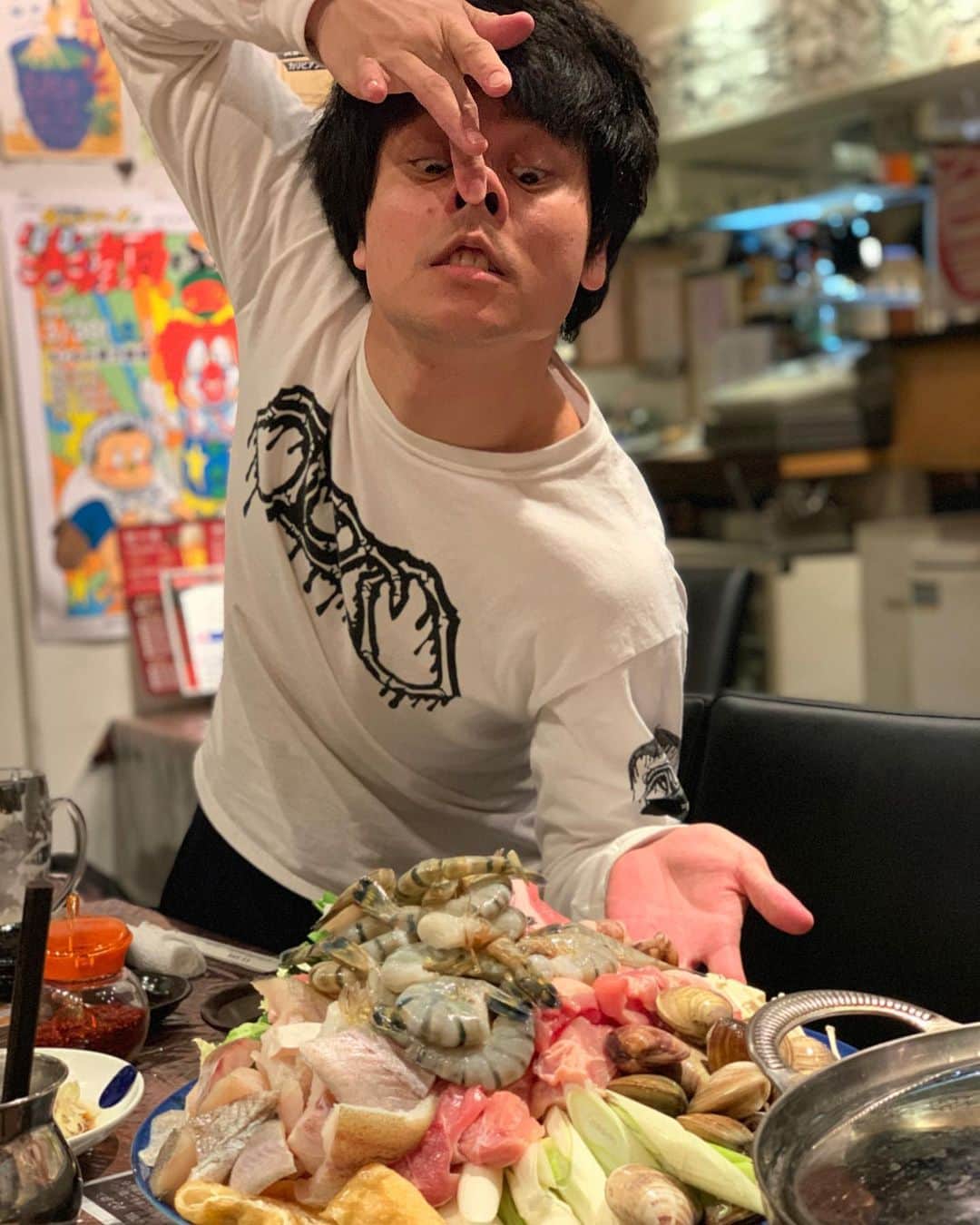 池田真一のインスタグラム：「【告知ばっかりすみません🙇🏻】 マジで来て欲しい🙇🏻 キワメキ終わりチケ売りします🙇🏻 ダブルアート単独ライブ 「ダブルアートの悪魔も天使も笑かすぜ！」」 7月21日(日) 開場20：45／開演21：00 前売￥1200／当日￥1500 【出演】 ダブルアート  チケットはこちら⇒bit.ly/2FbDU94」