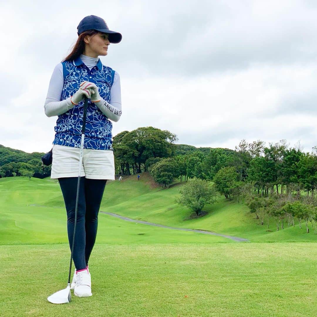 のインスタグラム：「ゴルフコーディネート⛳️🏌️‍♀️✨ ・ tops #newbalancegolf inner #pearlygates bottom #ralphlauren tights #pearlygates shoes #pearlygates & callaway ・・・ #ゴルフウェア #ゴルフウェアコーデ #golf #golf女子 #golfcoordinate #golfwear #ゴルフ女子 #ゴルフ女子コーデ #ゴルフ#ゴルフ日和 #ゴルフ好きな人と繋がりたい #🏌️‍♂️‍♀️ #⛳️ #ちゃぉりgolf #インスタゴルフ #インスタゴルフ女子」
