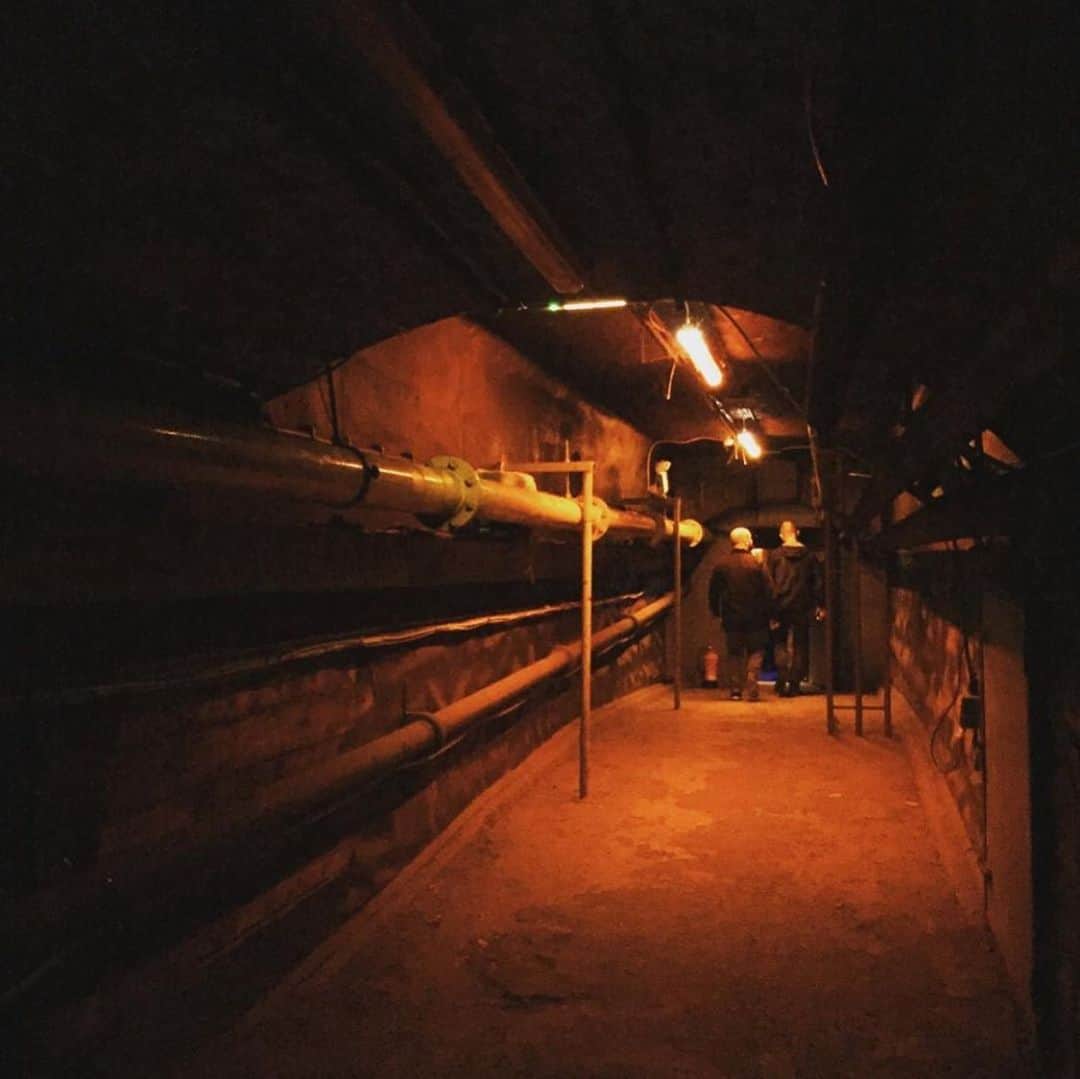 エリイ さんのインスタグラム写真 - (エリイ Instagram)「マンチェスターで新作  地元のブルワリーの方たちと一緒に、 ビクトリアステーションの下に埋まってたトンネルで作ったビールを トイレの中にバーを作って みんなで飲む！  #Repost @meganfrancesball ・・・ @chimpomart A Drunken Pandemic for @mifestival today was So good!! Saw the tunnels beneath Manchester Victoria, learnt about cholera and drank beer!! #adrunkenpissup #adrunkenpandemic #chimpom #chimpomart #mif19 #mif19launch #beerisart #adropofpandemic #pikachusuperrat」7月7日 11時25分 - elliechimpom