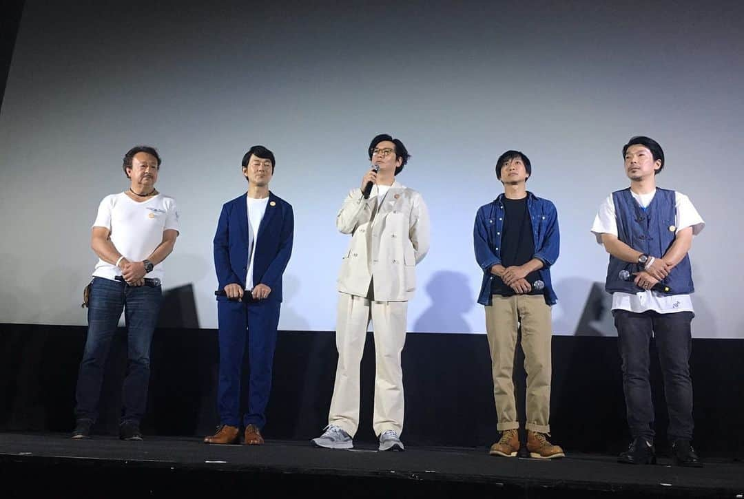 井浦新さんのインスタグラム写真 - (井浦新Instagram)「映画【こはく】 ユーロスペースとシネマート新宿での初日舞台挨拶 足を運んで下さった皆さま ありがとうございました  舞台から見える皆さんの泣き散らかしたお顔が心に突き刺さり つい「兄ちゃん！俺たちやったよ！！」て叫んでしまった  この映画はけして泣かそうとつくったわけではありません 監督・スタッフ・キャストがひとつになり皆んなで"家族"を突き詰め 苦悩しながら小さな奇跡を起こしながら ワンシーンワンシーン丁寧に心を込めてつくりました 映画は愛でできているんです 皆さんの涙はその結晶が伝わったあらわれだと思っています ありがとうございます  こはくはこれから全国へ飛んでゆきます 各地の映画館で是非ご覧になって下さい 宜しくお願いします  #映画こはく #横尾組 #アキラやばい #アラタすごい  #エンクミやさしい #みんな大好き車谷さん #すべりつづける根岸撮影監督 #こはく応援団関東地区隊長が決まったよ #全国のこはく応援団大募集」7月7日 11時28分 - el_arata_nest