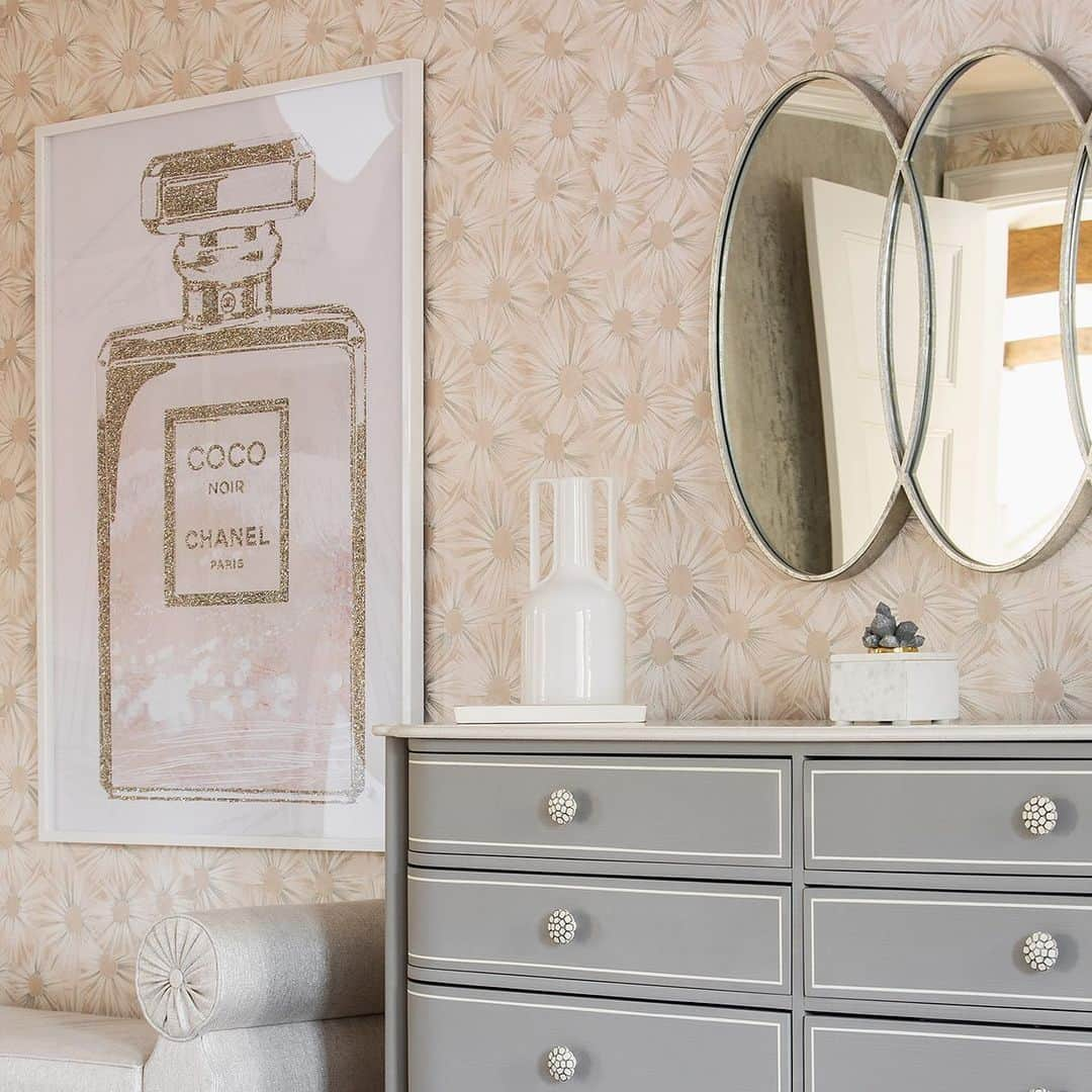 The Oliver Gal Artist Co.さんのインスタグラム写真 - (The Oliver Gal Artist Co.Instagram)「Elegance can be found in the tiniest details... 💕 Loving this blush room by designer @karenbwolfinteriors #olivergal」7月7日 11時39分 - olivergalart