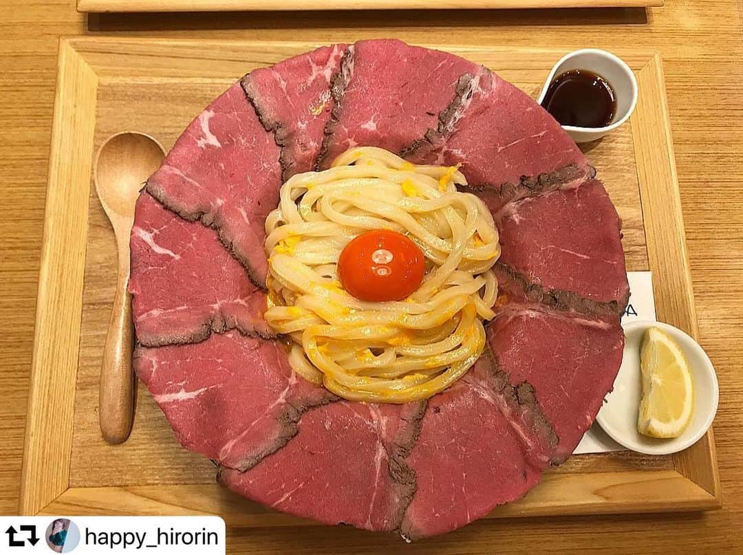 関西LIFE－homelife－さんのインスタグラム写真 - (関西LIFE－homelife－Instagram)「【大阪府・大阪市】 #homelife_大阪 では大阪のいいところを紹介していきます。みなさんの大好きな大阪を教えてください。 . . 阪急宝塚線　蛍池駅からすぐ近く【マルヨシ製麺所】を紹介してくれたのは、 @happy_hirorin さん。 看板メニュー肉釜玉うどんはインパクト抜群！インスタ映えがすぎる！食べる前にまずは写真を撮るべし！な一品ですね。敷き詰められたローストビーフが美しすぎます✨見た目だけでなく、味も抜群！シメは卵が溶けた出汁にご飯を入れて卵かけごはん風が最高です！！ （photo by @happy_hirorin ） . #Repost ・・・ . . #マルヨシ製麺所 #ローストビーフ #肉釜玉うどん #肉 #うどん部 #専門店 #インスタ映え #麺活 #蛍池 #豊中グルメ #大阪グルメ #豊中うどん #豊中ランチ #大阪ランチ #うどん好き #肉スタグラム #うどん巡り #豊中 #大阪旅行 #大阪観光 #大阪 #観光 #旅行 #japan #japantrip #japantrip2019 #osaka」7月7日 11時38分 - archihome_local