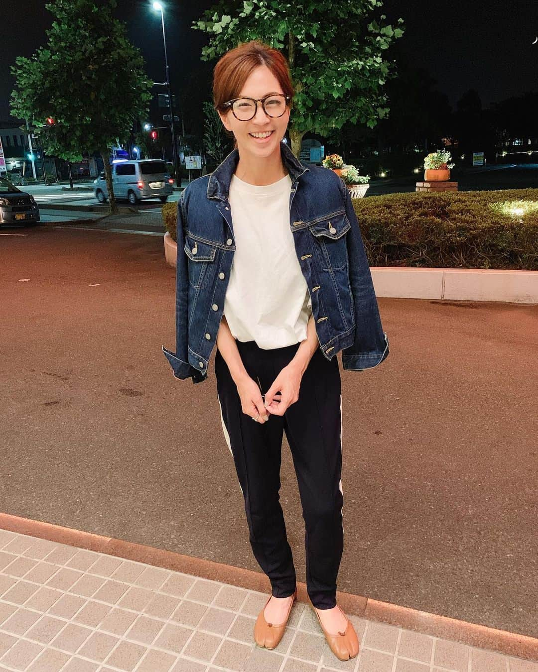 安田美沙子さんのインスタグラム写真 - (安田美沙子Instagram)「昨晩の私。久々の泊まりロケ。 スタッフさんと晩ごはんで美味しいお魚、美味しいお酒いただきました。 居酒屋の女の子達が、サインを貰いに来てくれました😊泣いてくれた子もいて。。。嬉しくて、照れ臭くて、ぐっと涙を堪えたのでした。福井の人は、優しくてステキな人が沢山。 最近はちょっといっぱいいっぱいな自分が居たけど、母に、主人に、息子に助けられて、ロケで色んな出逢いをさせて頂き、心が潤って来ました。子育てをしていて、人のありがたみを感じる今日この頃。人は1人じゃ生きてけない。帰ったら息子や主人の前で笑顔でいよう。」7月7日 11時48分 - yasuda_misako