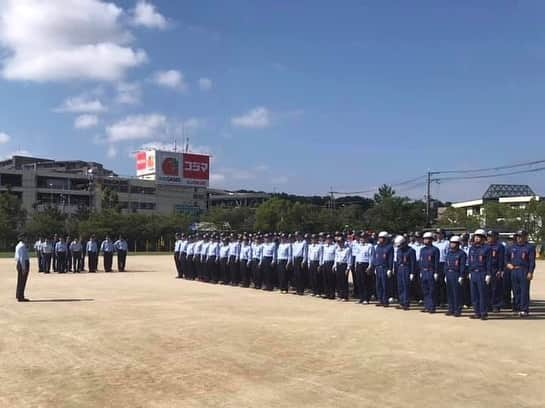 足立康史さんのインスタグラム写真 - (足立康史Instagram)「今朝は、箕面市は  西南小学校グラウンドで箕面消防団の教養規律訓練がありました。今日はよい天気でしたが、これからの季節、市民の生命と財産を守るたもに頑張って下さっている消防団の皆様に感謝です。」7月7日 11時41分 - adachiyasushi