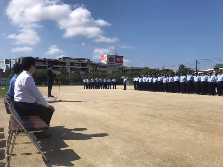 足立康史さんのインスタグラム写真 - (足立康史Instagram)「今朝は、箕面市は  西南小学校グラウンドで箕面消防団の教養規律訓練がありました。今日はよい天気でしたが、これからの季節、市民の生命と財産を守るたもに頑張って下さっている消防団の皆様に感謝です。」7月7日 11時41分 - adachiyasushi