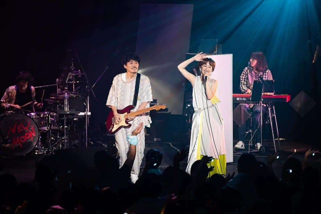 moumoonさんのインスタグラム写真 - (moumoonInstagram)「. 10月6日(日) カルッツかわさき 「FULLMOON LIVE SPECIAL 2019 ～中秋の名月～」開催決定!! . ファンクラブではチケット抽選先行予約受付中🌕 今からのご入会でもお申込み間に合います✨ . 本公演を以て、創作活動に専念するMASAKI。 2人揃ってのライブはこれがラスト!! . #moumoon #中秋の名月2019」7月7日 11時43分 - moumoon_jpn