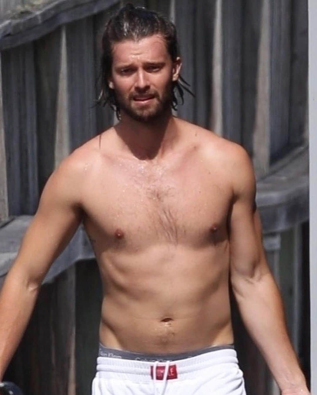 Just Jaredさんのインスタグラム写真 - (Just JaredInstagram)「@patrickschwarzenegger bares his fit body after a trip to the beach! #PatrickSchwarzenegger Photos: Backgrid」7月7日 11時56分 - justjared