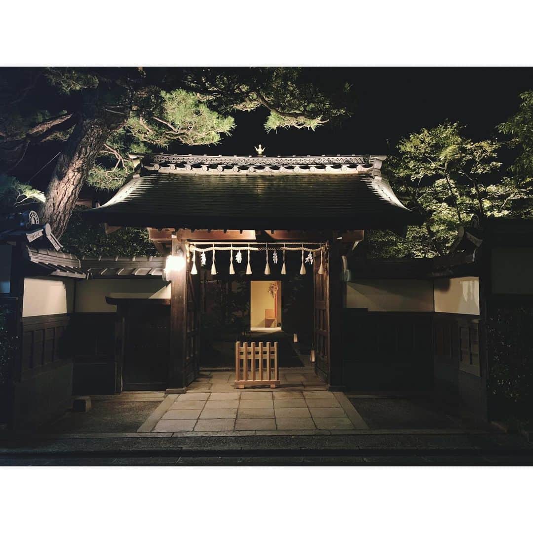 大田由香梨さんのインスタグラム写真 - (大田由香梨Instagram)「岡山からの帰り道。 ちょうど中間にある京都に寄り道。  ご縁があって、今回の旅では源鳳院にお世話になりました☺️🙏🏻 虫の音と風と灯篭の揺れと。 美しいお庭には全てがとても清らかで。  100年前の建築当時のお写真も見せていただいき。「山科家」の歴史に、静かに耳を傾け。時の流れの中で、私は何ができるのだろうと。。。。 今の私にはとても必要な時間でした✨  ご縁に感謝です☺️🙏🏻✨ #源鳳院  #beherenow」7月7日 11時56分 - otayukari