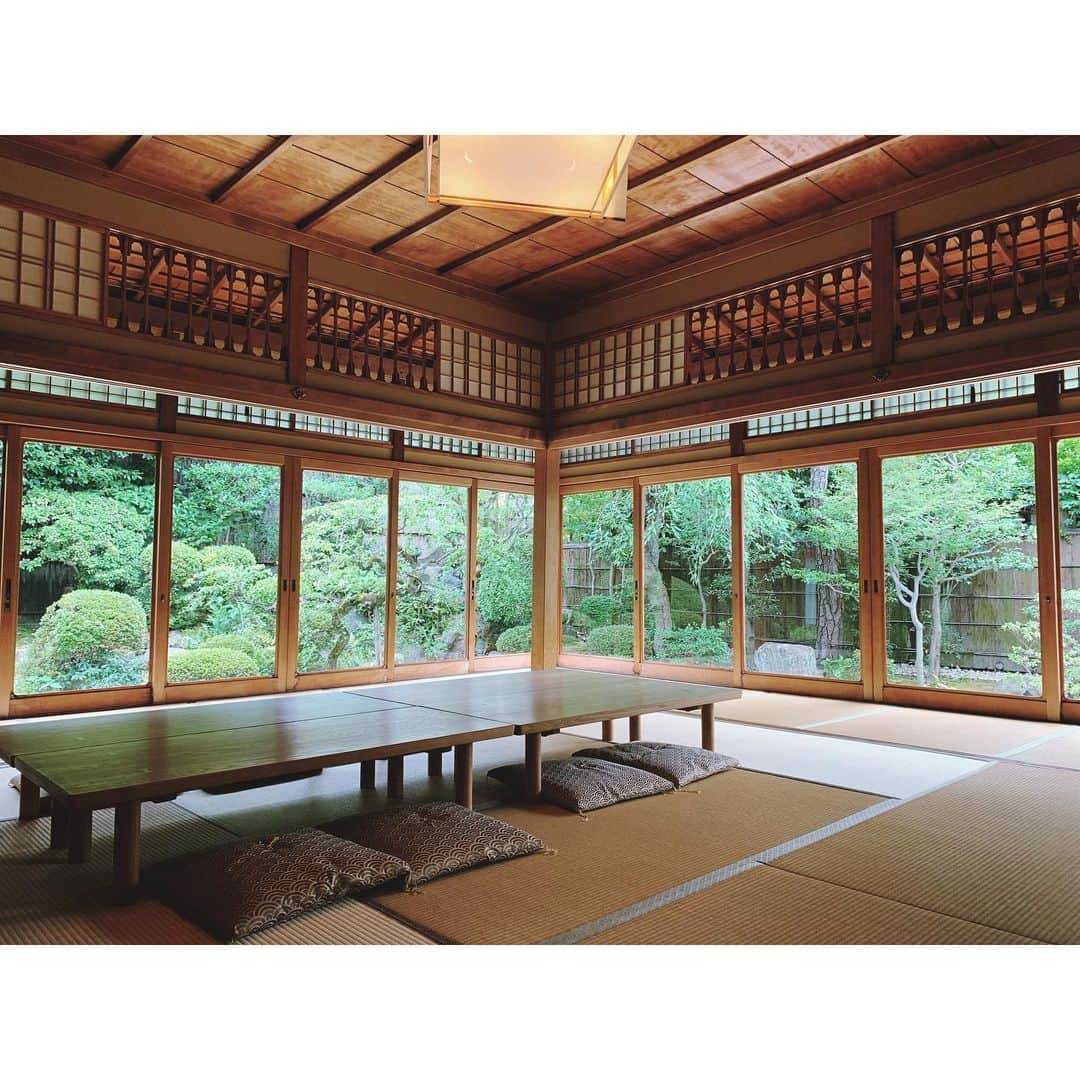 大田由香梨さんのインスタグラム写真 - (大田由香梨Instagram)「岡山からの帰り道。 ちょうど中間にある京都に寄り道。  ご縁があって、今回の旅では源鳳院にお世話になりました☺️🙏🏻 虫の音と風と灯篭の揺れと。 美しいお庭には全てがとても清らかで。  100年前の建築当時のお写真も見せていただいき。「山科家」の歴史に、静かに耳を傾け。時の流れの中で、私は何ができるのだろうと。。。。 今の私にはとても必要な時間でした✨  ご縁に感謝です☺️🙏🏻✨ #源鳳院  #beherenow」7月7日 11時56分 - otayukari