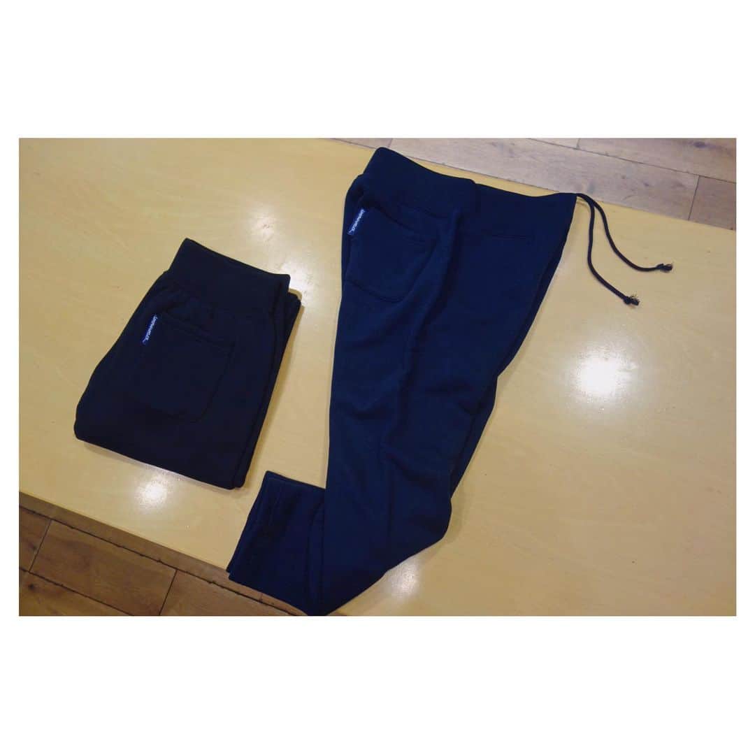 ループウィラーさんのインスタグラム写真 - (ループウィラーInstagram)「*** LW07 吊り編みスウェットパンツ 入荷です。 . こちらはLWベーシック丸胴吊り裏毛を使用して製作され、両サイドにシームがなく、内股側のみ縫製されています。 . カラーはグレーメランジ、マリン、オートミール、ブラックの4色展開。 販売価格は¥18,000(税抜)となります。 . LW07の履き心地は是非、店頭でお試し下さい。 . #ループウィラー #吊り編み #スウェット #定番 #日本製 #ループウィラー大阪 #lw大阪 #和歌山 #大阪 #南船場 #時尚 #옷스타그램 #오사카  #loopwheeler #tsuriami #sweat #sweatshirts #madeinjapan #lwosaka #japan #wakayama #osaka #minamisenba #wear #fashion」7月7日 11時51分 - loopwheelerosaka