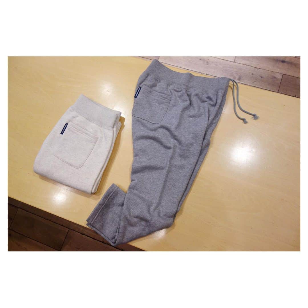 ループウィラーさんのインスタグラム写真 - (ループウィラーInstagram)「*** LW07 吊り編みスウェットパンツ 入荷です。 . こちらはLWベーシック丸胴吊り裏毛を使用して製作され、両サイドにシームがなく、内股側のみ縫製されています。 . カラーはグレーメランジ、マリン、オートミール、ブラックの4色展開。 販売価格は¥18,000(税抜)となります。 . LW07の履き心地は是非、店頭でお試し下さい。 . #ループウィラー #吊り編み #スウェット #定番 #日本製 #ループウィラー大阪 #lw大阪 #和歌山 #大阪 #南船場 #時尚 #옷스타그램 #오사카  #loopwheeler #tsuriami #sweat #sweatshirts #madeinjapan #lwosaka #japan #wakayama #osaka #minamisenba #wear #fashion」7月7日 11時51分 - loopwheelerosaka