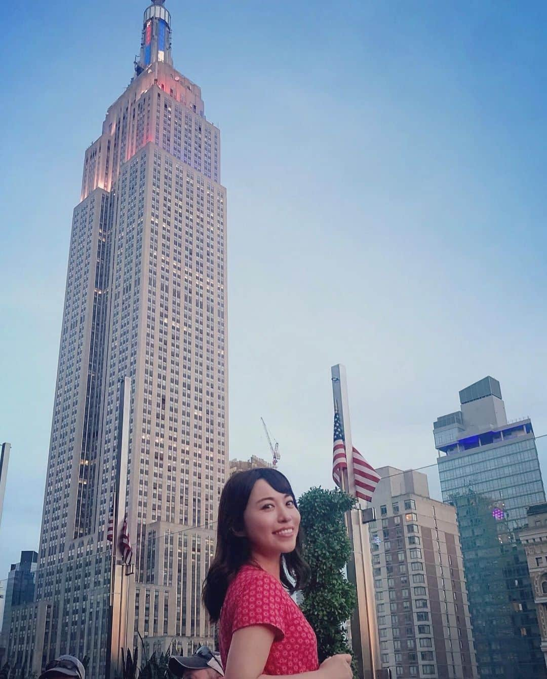 佐々木真奈美のインスタグラム：「Empire State of Mind 🎶🗽 #newyork  #empirestatebuilding  エンパイアビルを通るたびにアリシアキーズの歌声が脳内再生🎧 📸 @whatmikiloves 💓」