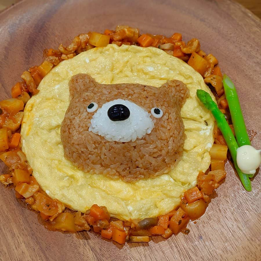 大見さなえさんのインスタグラム写真 - (大見さなえInstagram)「くまライス🐻🍚🍳可愛い💓﻿ 『#henteko森の洋菓子店 』﻿ ﻿ デミグラス風味のライスに、ふわとろの卵(*´꒳`*)🍳﻿ 周りにはチキンで野菜たっぷりでヘルシー♪﻿ ﻿ 福岡から来た友達は白くまストロガノフ✨﻿ こっちも美味しそう🤤🌸﻿ ﻿ 11時オープンで、11時30分にはお土産に喜ばれそうな﻿ 動物クッキーも売り切れた😳🍪﻿ ﻿ 可愛い動物クッキーの乗ったデザートもあるので、﻿ 確実に食べたい方はオープン前に並ぶことをオススメする😎🍪﻿ 子供連れ多めのお店です👶👧💓﻿ ﻿ #オムライス #くまライス #クマ #インスタ映え﻿ #可愛い #動物オムライス #おむらいす﻿ #卵料理 #めぐログ_都立大学 #都立大学グルメ」7月7日 12時06分 - tabe_megumi