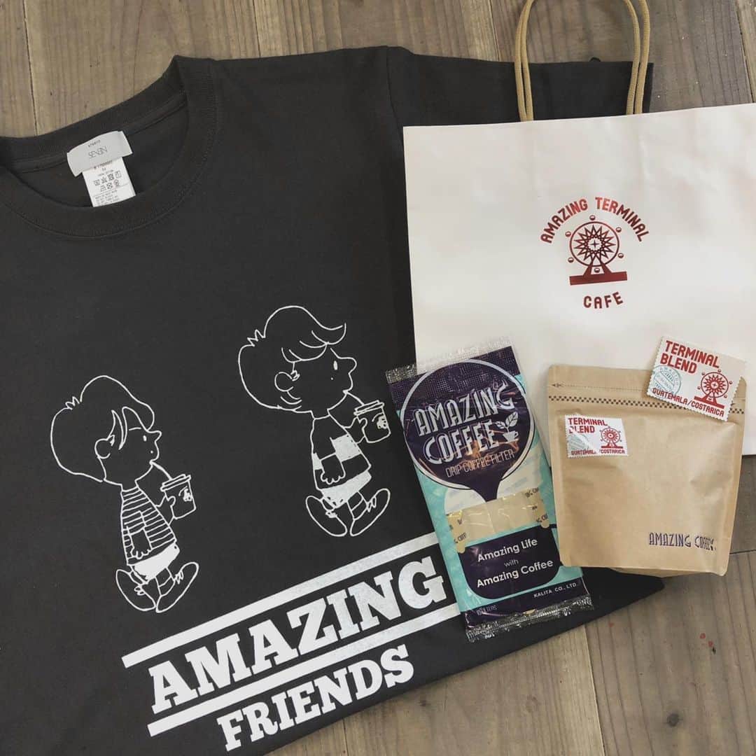 のインスタグラム：「. 📢Information from AMAZING TERMINAL CAFE📢 . ターミナルカフェよりNEW ITEMのご紹介です🎡 . ドリンクに続き、「AMAZING SEVEN T SET」の登場です🛍✨ . 表も裏も、AMAZING SEVENならではの、2人の想いがぎっしりと詰まったデザインがとってもGOOD👍 . さらにタミカフェ限定、深煎りの TERMINAL BLENDが、セットになっていて、アイスコーヒーにぴったりの特別なブレンド🌱 . 一緒に入っているドリップフィルターで、お家でも簡単にコーヒーをお楽しみいただけます！ . タミカフェだけのスペシャルな AMAZING SEVEN T SETで、この夏をさらに楽しく過ごしましょう🥳 . 【商品名】 AMAZING SEVEN T SET ＊SEVEN T(白/グレー) Mサイズ/Lサイズからお選びいただけます。 ＊TERMINAL BLEND(100g) ＊ドリップフィルター . 【販売価格】 ¥8500(税込) . 【販売期間】 7月8日(月)〜 . 【取扱店舗】 AMAZING  TERMINAL CAFE . ＊大変申し訳ございませんが、数に限りがございますので、点数制限をもうけさせていただいております。 ＊カラー、サイズはお選びいただけますが、販売数に達し次第、順次販売終了とさせていただきますのでご了承くださいませ。 . #居酒屋えぐざいる #10thANNIVERSARY #AMAZINGTERMINALCAFE #STUDIOSEVEN #SEVENT #AMAZINGCOFFEE #アメコ #AMeCO #coffee @seven.official @amazing_coffee_official」