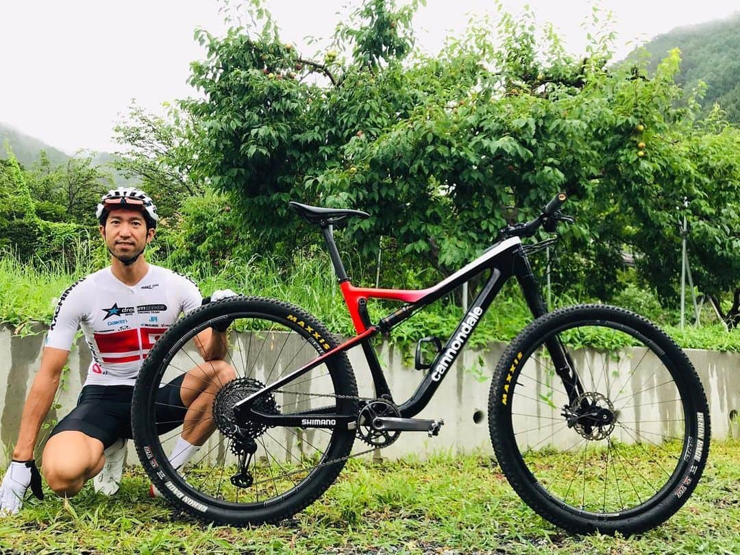 山本幸平さんのインスタグラム写真 - (山本幸平Instagram)「New bike day. Special color 🇯🇵 scalpel. Thank you great work and give a extra power up coming national and Asia championship!! ニューバイク完成‼️世界で2台だけの日本カラーを僕の為に作ってくれました‼️全日本選手権とアジア選手権へ向けて気持ち上がります。ありがとう御座います‼️@cannondalejapan @cannondalemountain  #fightwithlefty」7月7日 12時02分 - kohey55