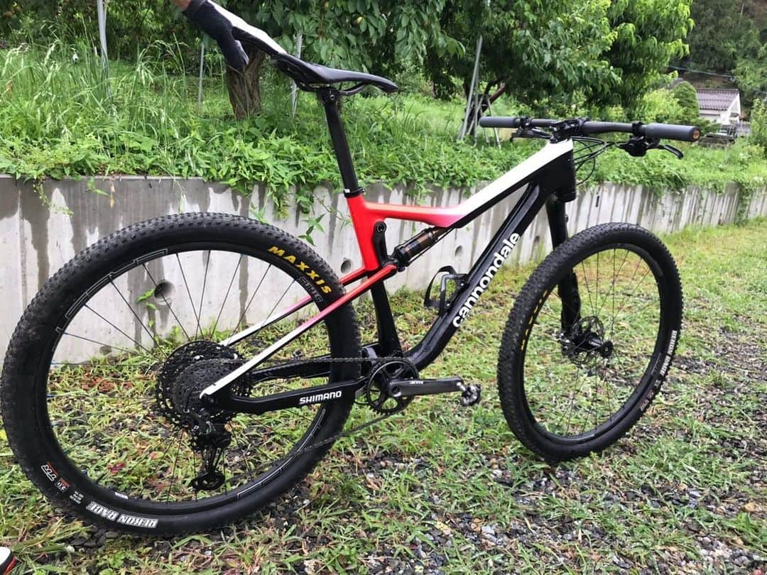 山本幸平さんのインスタグラム写真 - (山本幸平Instagram)「New bike day. Special color 🇯🇵 scalpel. Thank you great work and give a extra power up coming national and Asia championship!! ニューバイク完成‼️世界で2台だけの日本カラーを僕の為に作ってくれました‼️全日本選手権とアジア選手権へ向けて気持ち上がります。ありがとう御座います‼️@cannondalejapan @cannondalemountain  #fightwithlefty」7月7日 12時02分 - kohey55