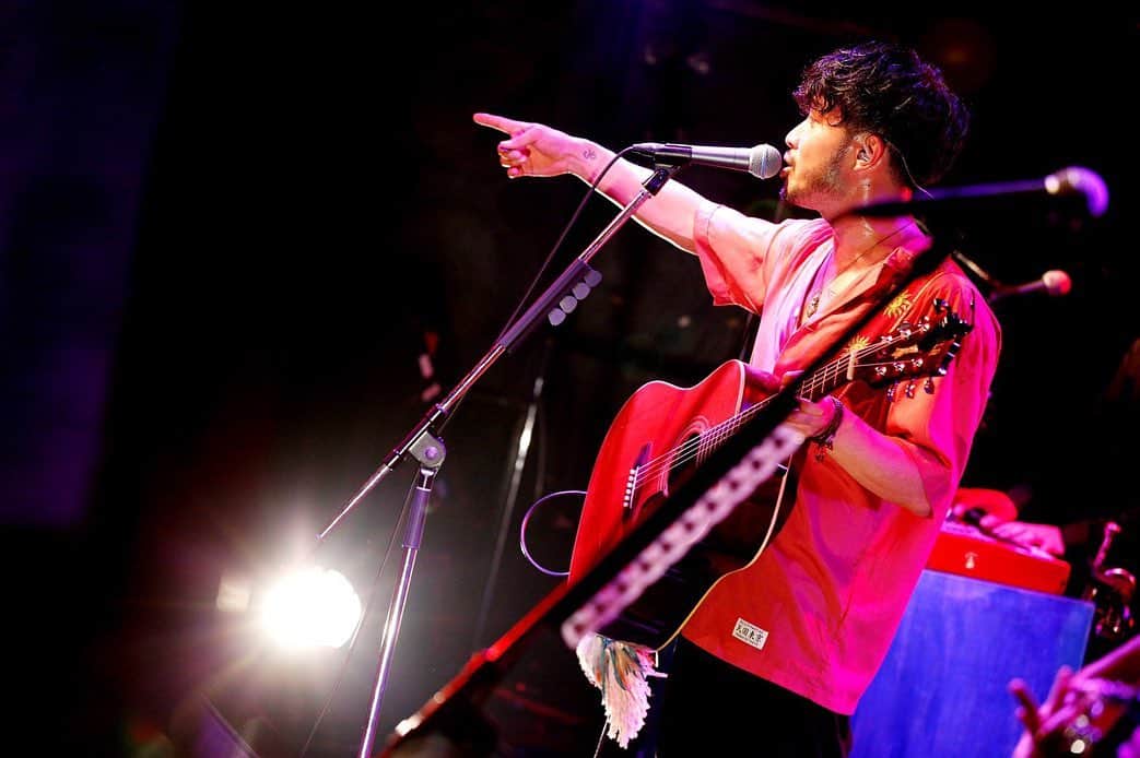 KENNY（吉原健司）さんのインスタグラム写真 - (KENNY（吉原健司）Instagram)「throwback to 73machi... 年に一回の大切な日。 来年もよろしくね🤙🏾🔥 . photo by @taiki_murayama hairmake by @pellshair crew @junwelt ____________________ #thankyou#20190703#livelife#concert#73machi#live#daikanyama#ピートリオ#代官山#guild#horn#horns#NEWアコギを検討中」7月7日 12時03分 - kenny_yoshihara