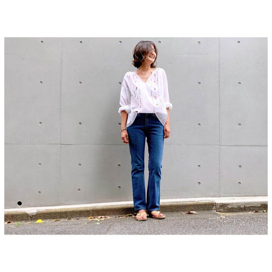 のインスタグラム：「太陽が恋しいよ😢 梅雨明けよ早く来ーい。 Levi'sの中で一番好きな517。 足が綺麗に見えるシルエットが良き好き👍 このデニム以外にも脚長効果ありなコットンリネンガウチョパンツや、夏っぽい楽チンワンピなどCLOSETに入荷してます。 ぜひチェックしてみてください♡ #fashion #style #ootd #outfits #used #herfeecloset #herfee_official」
