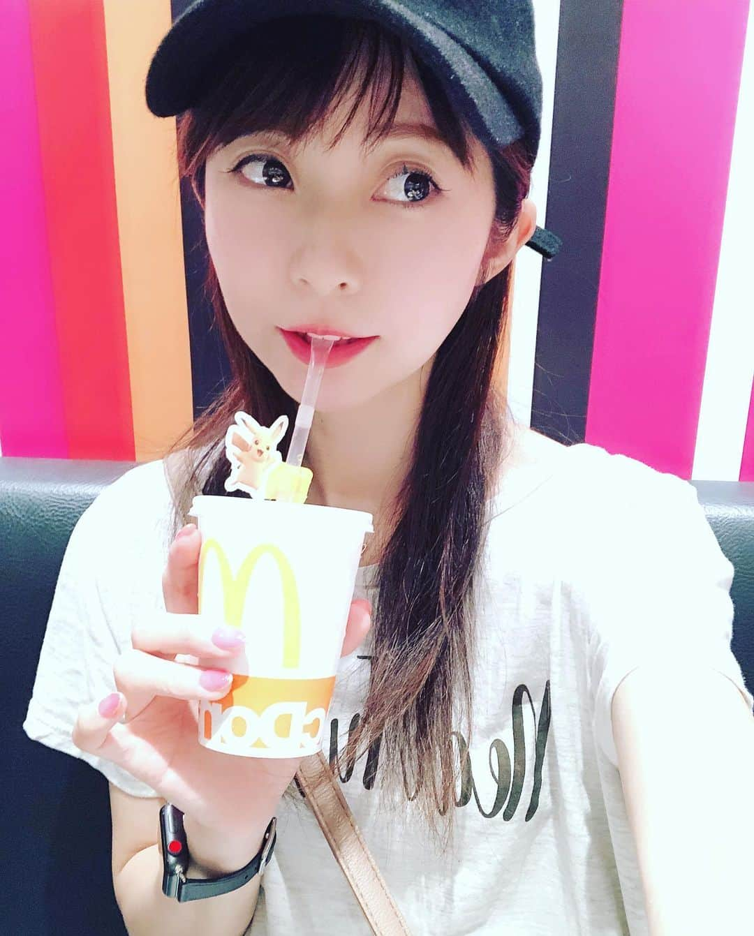 折原みかさんのインスタグラム写真 - (折原みかInstagram)「マクドナルドのハッピーセット ポケモンとなりきりセット今回は両方良いですね。 思わずいくつか注文してしまいそうになっちゃいました♡ ミュウ2の逆襲の映画も公開が楽しみだな♫ #マクドナルド #マック #マクド #ぴかちゅう #みかちゅう #ハッピーセット #必ずアプリのクーポン使います #ピカチュウストロー #変身 #ポケモン #ポケットモンスター #ポケモンコラボ #なりきりセット #両者捨てがたし #キャップ女子 #自撮り女子部 #Tシャツ #ラフコーデ #followme #mcdonalds」7月7日 12時14分 - mikaorihara