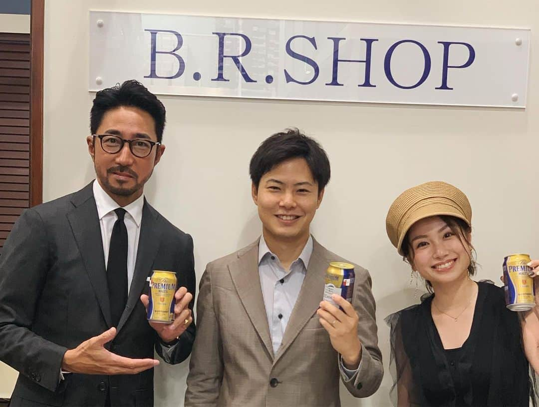 寺田有希さんのインスタグラム写真 - (寺田有希Instagram)「#brchannel チャンネル登録者数10万人突破企画！✨ ・ ・ オーダースーツのプレゼント🎁 なんと3000人ものご応募を頂いたそう😳！たったの1週間ですよ、応募期間😳！ ・ ・ すごすぎます！ ありがとうございます！！ ・ ・ その中で超ラッキーだった4名の方の採寸をするということで、私も急遽！参加してきました(*´꒳`*)！ @brshop.jp ・ ・ 私は行かない予定だったんだけどね 4/3000って言われると…お祝いしに行っちゃうよね🥂✨ ・ ・ すると… たんまりとお酒を用意してくれてた。笑 ・ ・ ってことで！ ラッキーボーイたちとも乾杯🥂✨ ・ ・ その日は、ヤバイ撮影もしてまして… これからのBR channelがますますヤバイことになりますよ！✨ご期待ください(*´꒳`*)✨ ・ ・ @b.r.online  https://www.youtube.com/user/brchannelqa ・ ・ 干場義雅(@yoshimasa_hoshiba ) #fashion #instafashion  #男性ファッション #ファッション #オシャレ  #beer #beergirl #beers #乾杯 #カンパイ娘  #yoshimasahoshiba  #寺田有希 #teradayuki」7月7日 12時09分 - terada_yuki