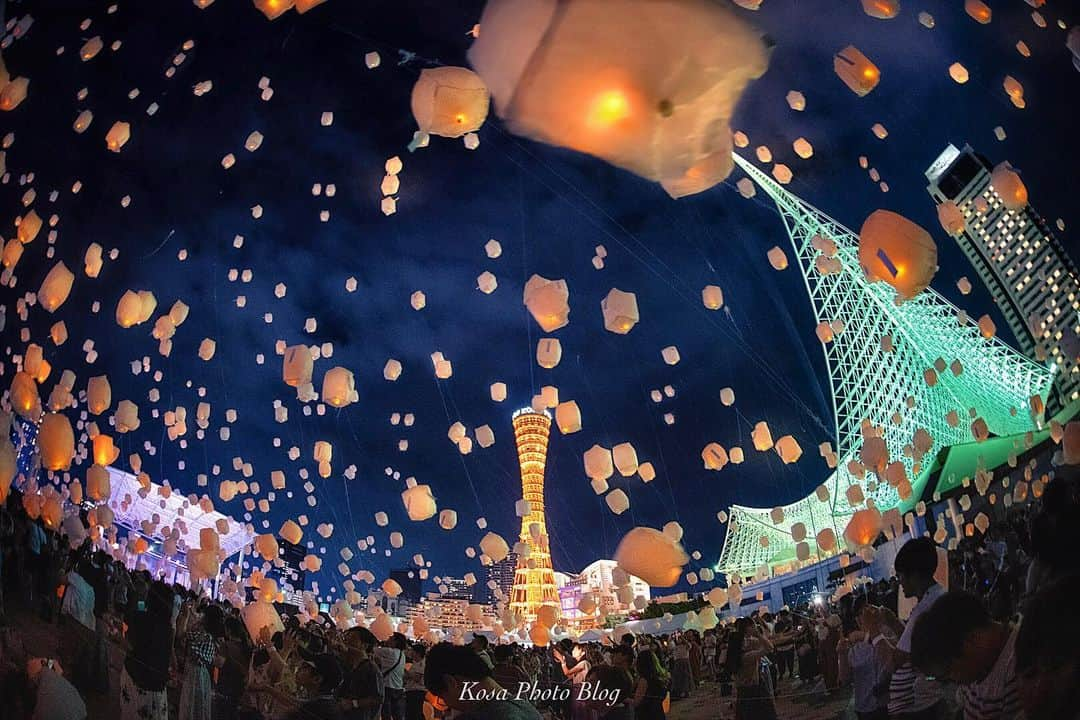 コサさんのインスタグラム写真 - (コサInstagram)「神戸の夜空にランタンが舞う素晴らしい光景を見ることができました😍 今夜の七夕の夜もスカイランタン が夜空を彩ります。 昨日の感じだとチケットがない方でも十分に楽しめるイベントでした👍 . Location:兵庫 Hyogo / Japan Data:2019.7.6 . #TandDフォトコンテスト2019 #discover #japan_night_view_member #sorakataphoto  #LBJ_VIP #japan_great_view #colore_de_saison #nipponpic_member #members_super_night_channel #ap_japan_wide#art_of_japan_ #tokyocameraclub #dpj_member #team_jp_ #IG_PHOS #photo_jpn #ptk_japan #pt_life_ #bestjapanpics #Lovers_Nippon #広がり同盟メンバー #light_nikon #bestphoto_japan #japan_of_insta #夜景ら部 #ADDICTED_TO_NIGHTS #night_captures #RWC2019 #rwc2019_moment #kobe」7月7日 12時12分 - kosa_photo