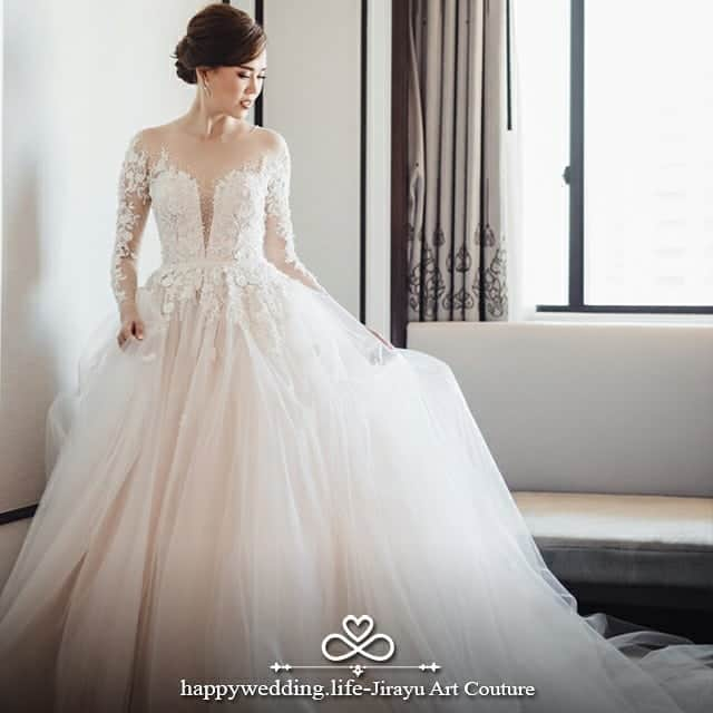 HappyWedding.Lifeさんのインスタグラム写真 - (HappyWedding.LifeInstagram)「📌 โปรโมชั่น ส่วนลด 10% ถึง31 กค 62 เช่า ตัดเช่า ตัดซื้อ . 📌 พิเศษ จองชุดไทยเจ้าสาว 35,000บาทแถมฟรีเช่าชุดไทยเจ้าบ่าวครับ เลือกได้ทั้งชุดไทยและสูทงานเช้าครับ . . Detail on 🔽 https://happywedding.life/th/vendors 🔍 @jirayu_couture . . #happywedding #happyweddingth #happyweddinglifeth #happy #wedding #thailand #love #gown #bridal #weddinginspiration #inspiration #bride #ชุดแต่งงาน #แฟชั่นชุดเจ้าสาว #ชุดเจ้าสาว #เทรนด์ชุดแต่งงาน2017 #เทรนชุดแต่งงาน2018 #ตัดชุดแต่งงาน #เทคนิคเลือกชุดแต่งงาน #ซื้อชุดแต่งงาน #ขั้นตอนเตรียมตัวเลือกชุดเจ้าสาว #ดีไซน์ชุดเจ้าสาว . . ติดตามผู้ให้บริการด้านชุดแต่งงาน >> #hwldress」7月7日 12時13分 - happywedding.life