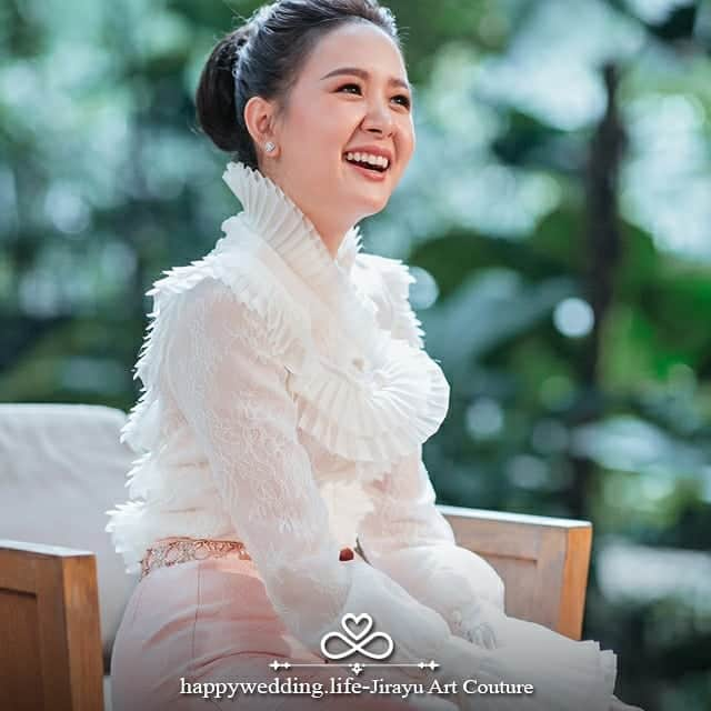 HappyWedding.Lifeさんのインスタグラム写真 - (HappyWedding.LifeInstagram)「📌 โปรโมชั่น ส่วนลด 10% ถึง31 กค 62 เช่า ตัดเช่า ตัดซื้อ . 📌 พิเศษ จองชุดไทยเจ้าสาว 35,000บาทแถมฟรีเช่าชุดไทยเจ้าบ่าวครับ เลือกได้ทั้งชุดไทยและสูทงานเช้าครับ . . Detail on 🔽 https://happywedding.life/th/vendors 🔍 @jirayu_couture . . #happywedding #happyweddingth #happyweddinglifeth #happy #wedding #thailand #love #gown #bridal #weddinginspiration #inspiration #bride #ชุดแต่งงาน #แฟชั่นชุดเจ้าสาว #ชุดเจ้าสาว #เทรนด์ชุดแต่งงาน2017 #เทรนชุดแต่งงาน2018 #ตัดชุดแต่งงาน #เทคนิคเลือกชุดแต่งงาน #ซื้อชุดแต่งงาน #ขั้นตอนเตรียมตัวเลือกชุดเจ้าสาว #ดีไซน์ชุดเจ้าสาว . . ติดตามผู้ให้บริการด้านชุดแต่งงาน >> #hwldress」7月7日 12時13分 - happywedding.life